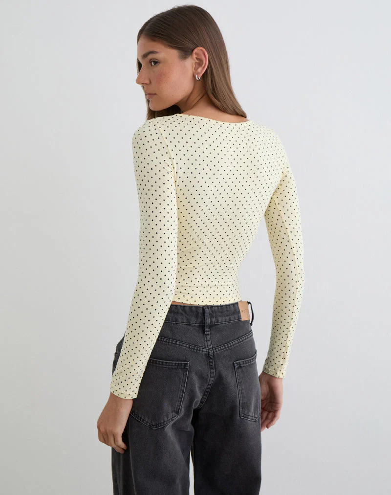 Kline Langarm-Oberteil mit Schleife vorne aus Rayon-Jersey mit Mikro-Polka-Muster in Creme - Image 4