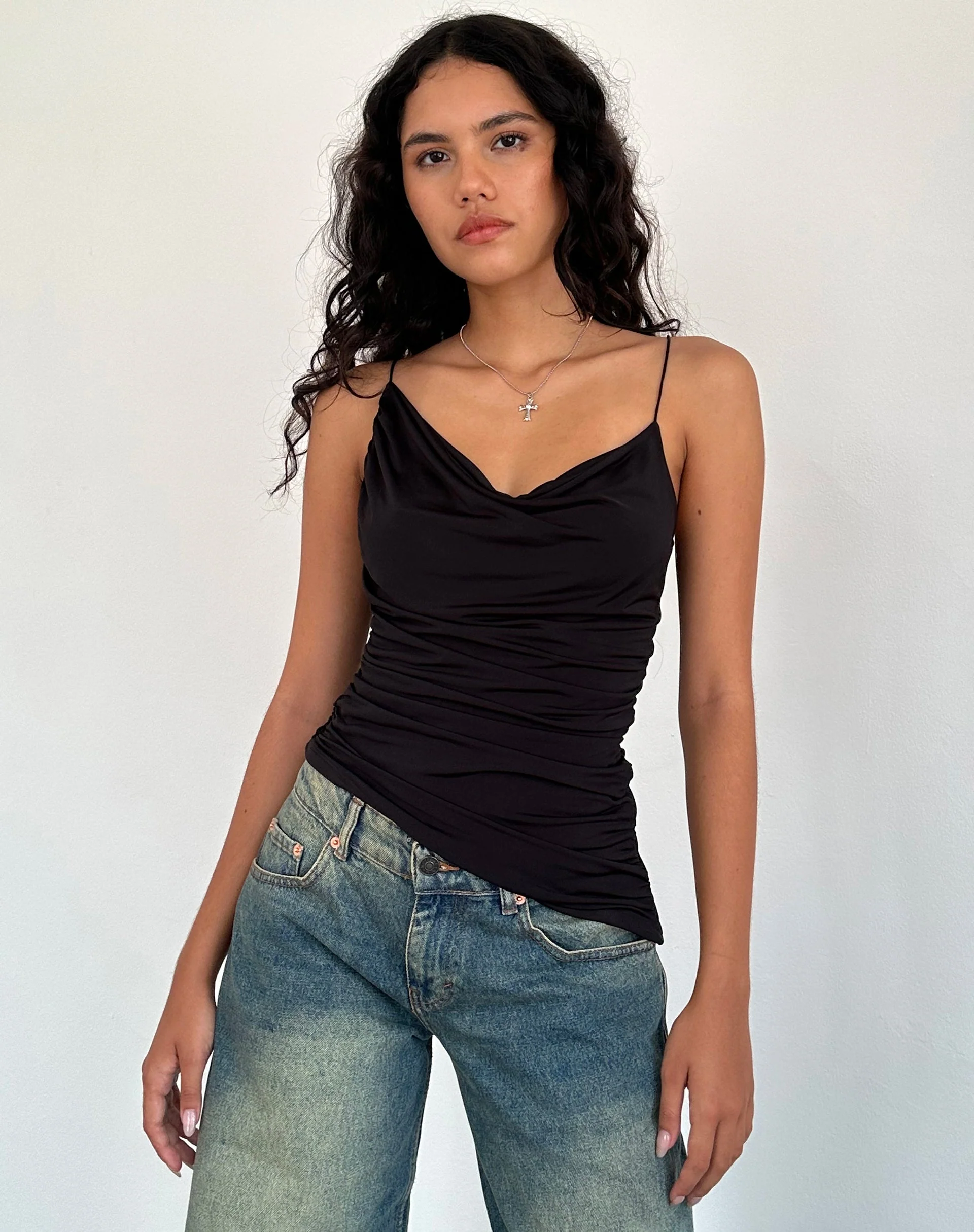 Kofi Asymmetrisches gerüschtes Cami-Top in Schwarz Slinky