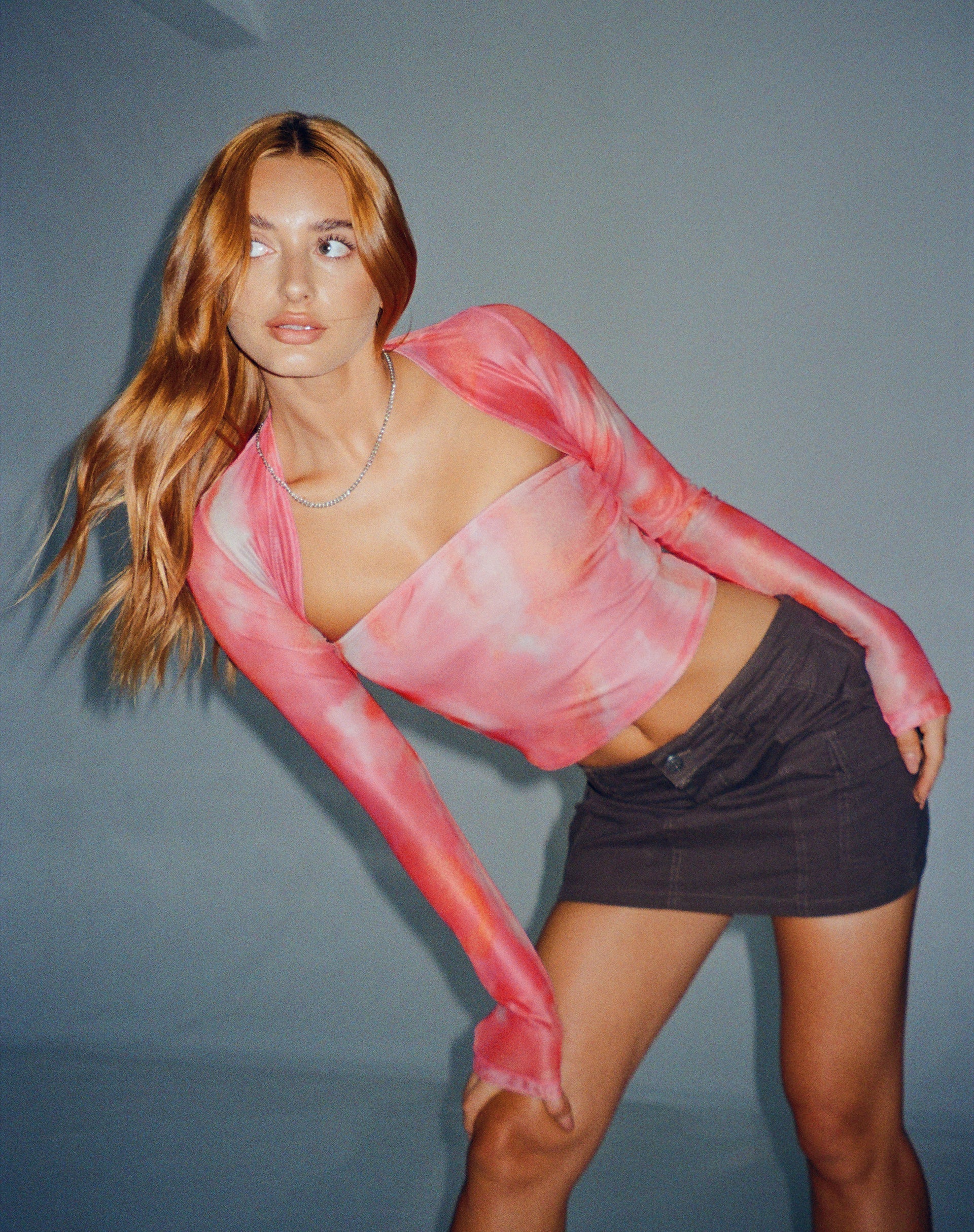 Kouna Bandeau Crop Top und Shrug Set in abstraktem verschwommenem Rosa