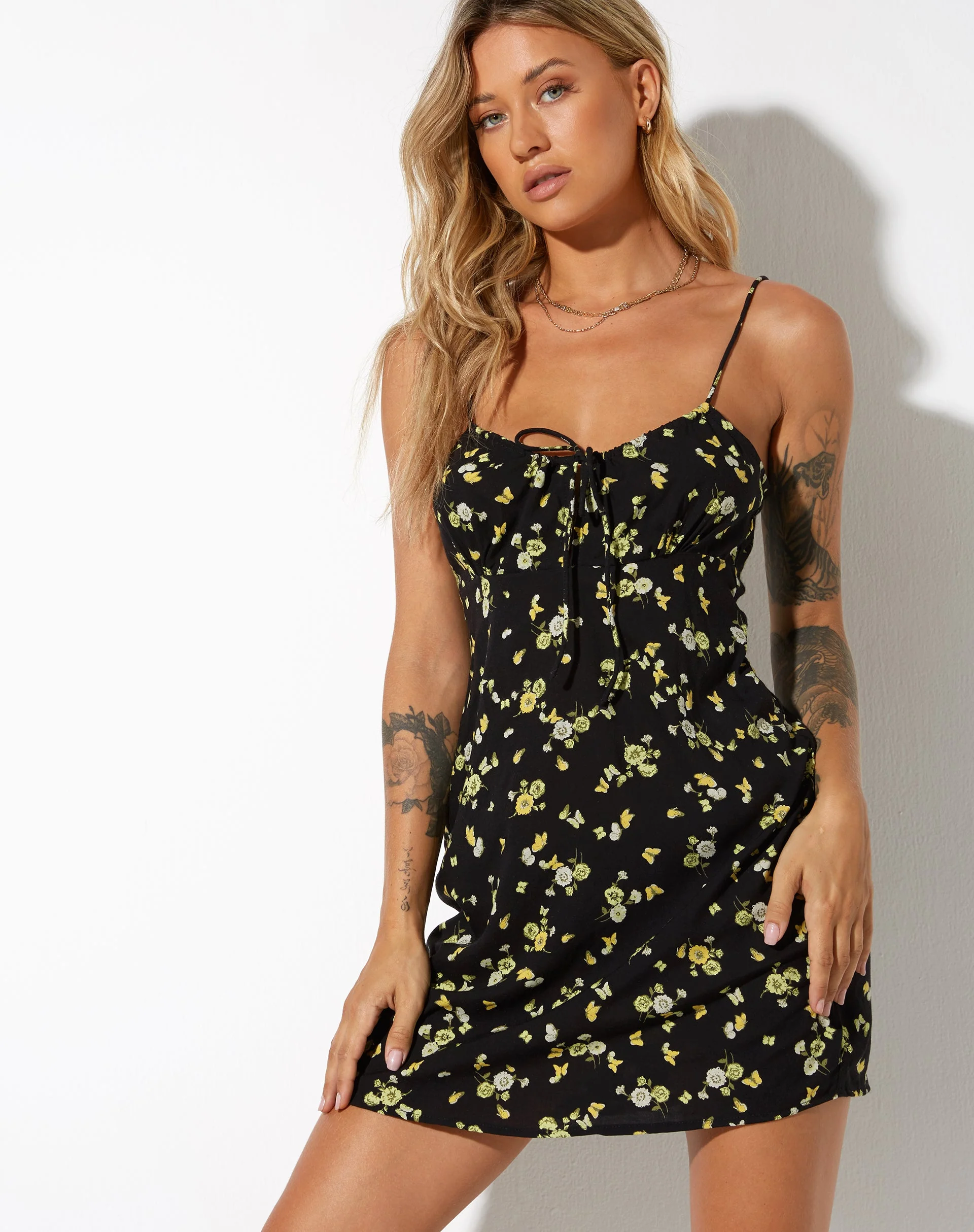 Kumala Slip Dress in Lemon und Lime Schwarz - Image 2