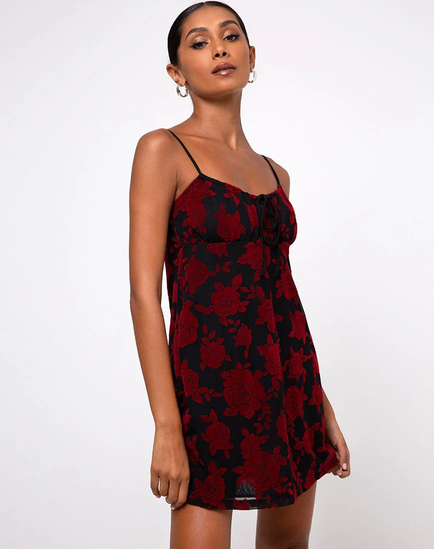 Kumala Kleid in romantischer roter Rosenflocke