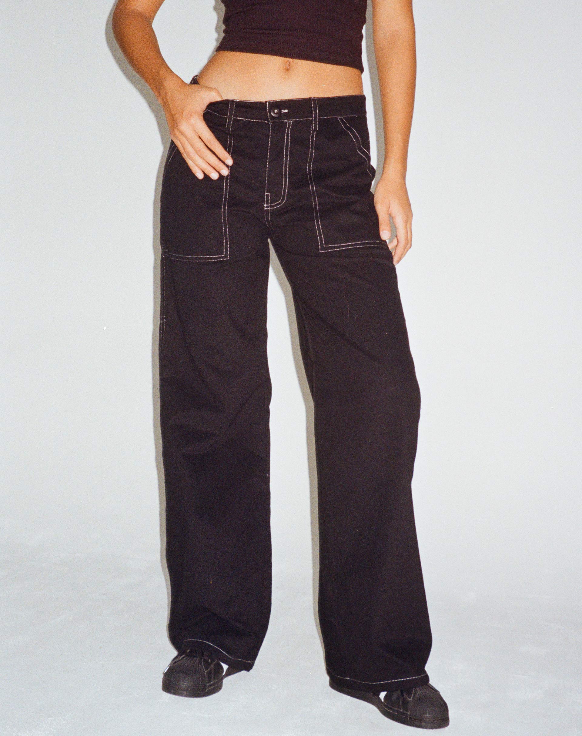 Kusnaedi Hose mit weitem Bein in Schwarz und weißer Steppnaht - Image 4