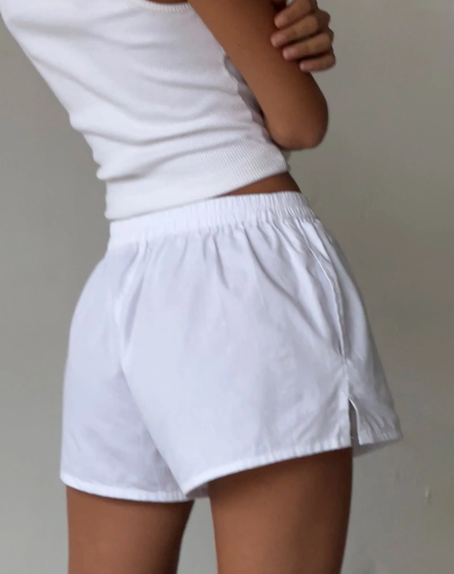 MOTEL X JACQUIE Laboxe kurze Shorts in Weiß mit Schleifenstickerei - Image 3