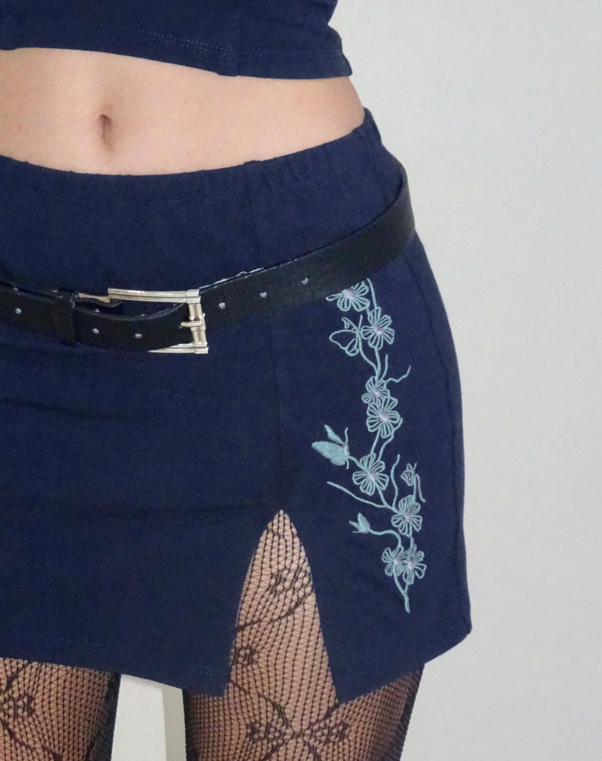 Lael Minirock in Navy Blume Schmetterling Emb