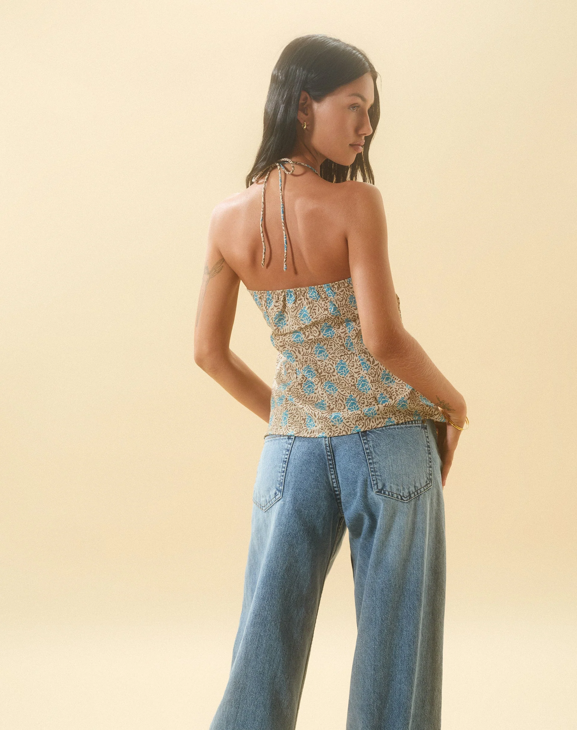 Laeri Neckholder-Top in Bohemian Batik Blau Braun - Image 3