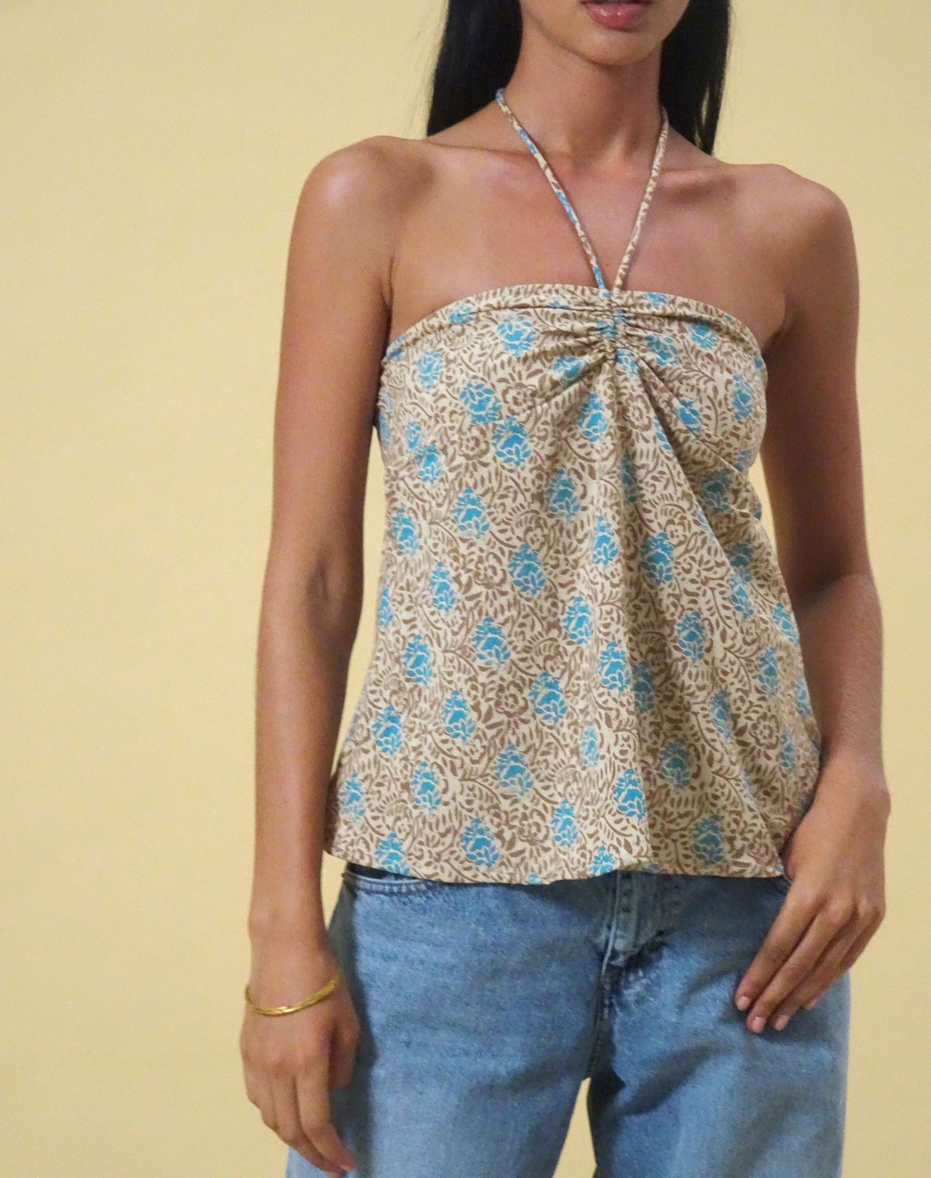 Laeri Neckholder-Top in Bohemian Batik Blau Braun - Image 4