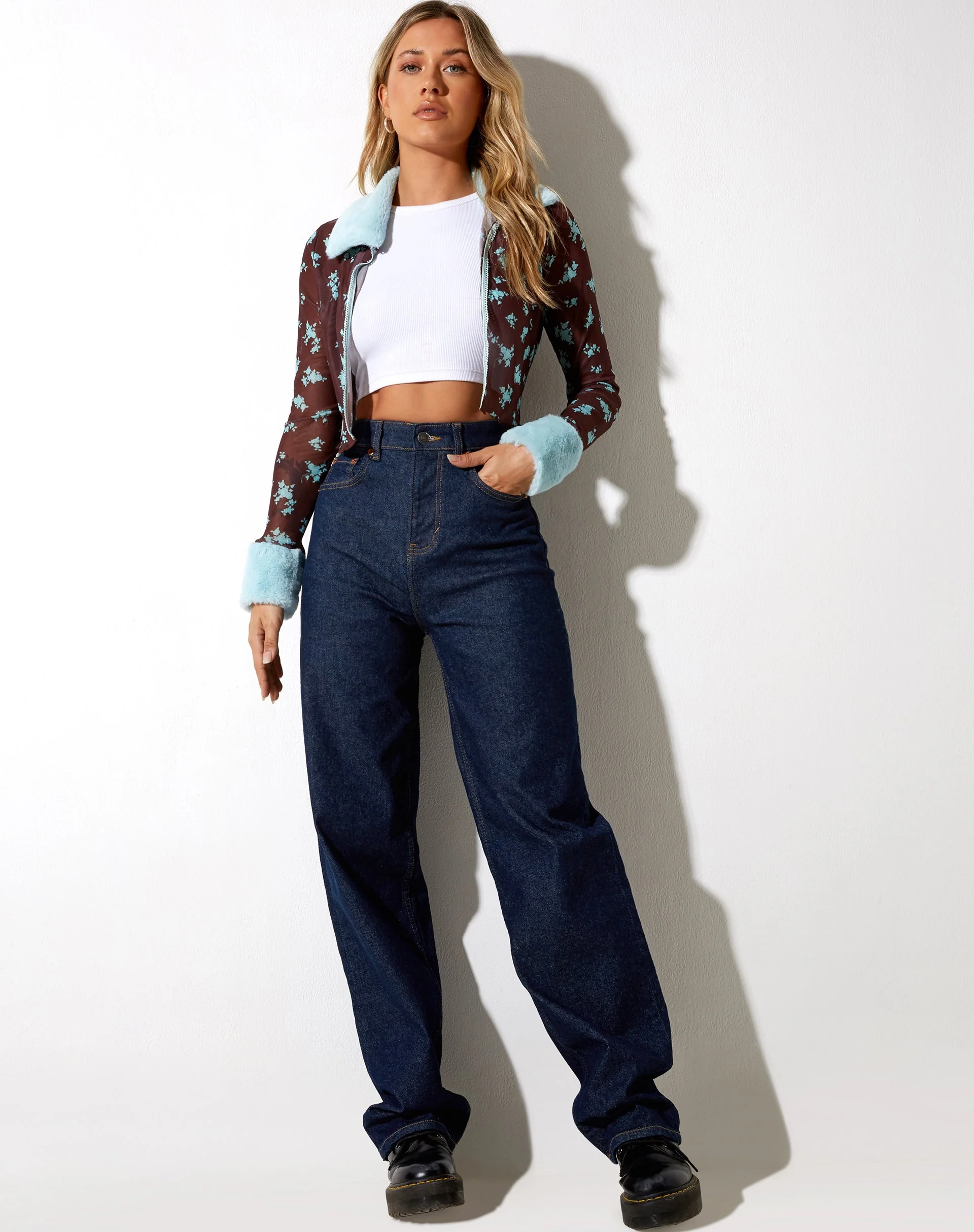 Lamaya Cardi in Femme Floral Blau und Braun - Image 3