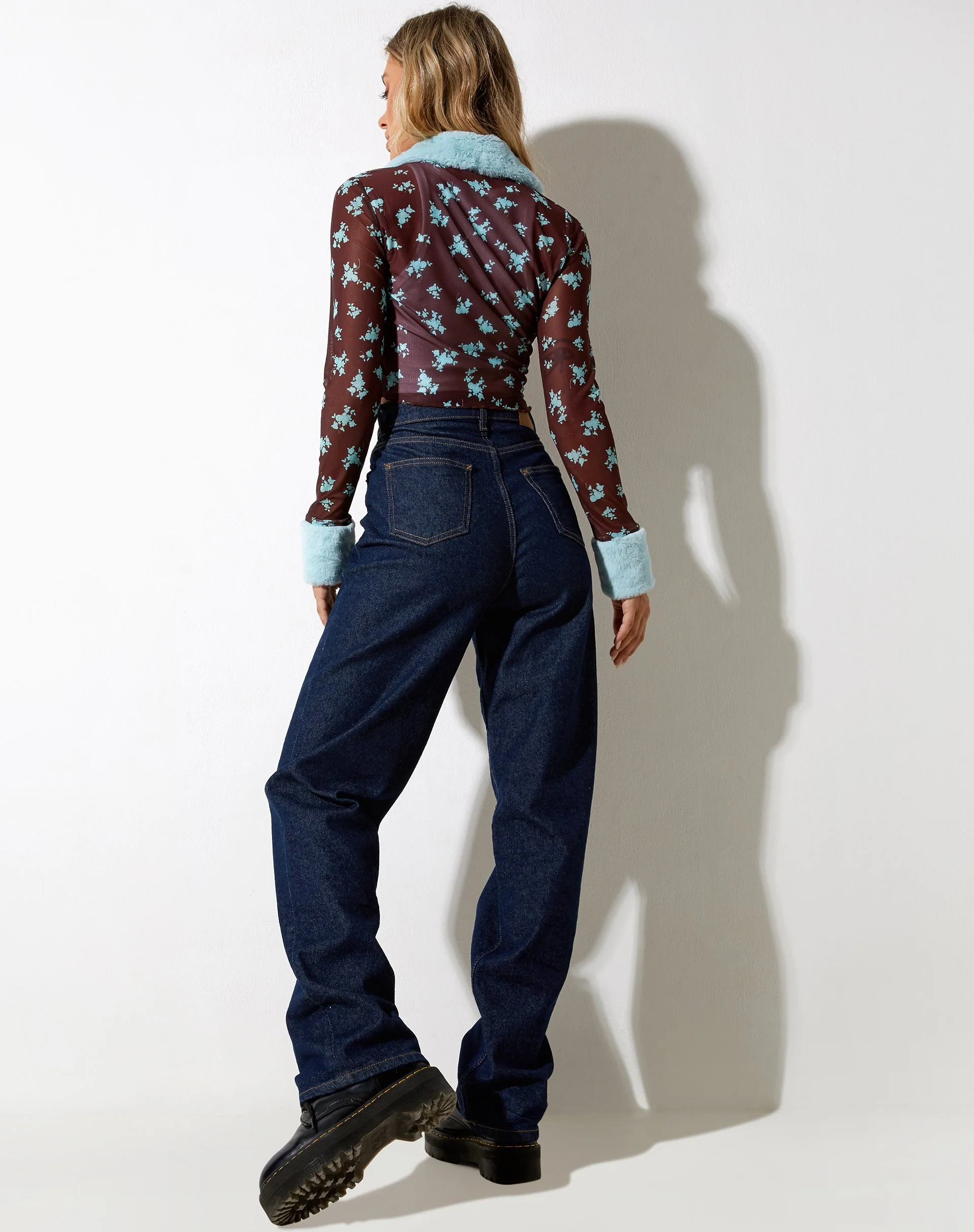 Lamaya Cardi in Femme Floral Blau und Braun - Image 4