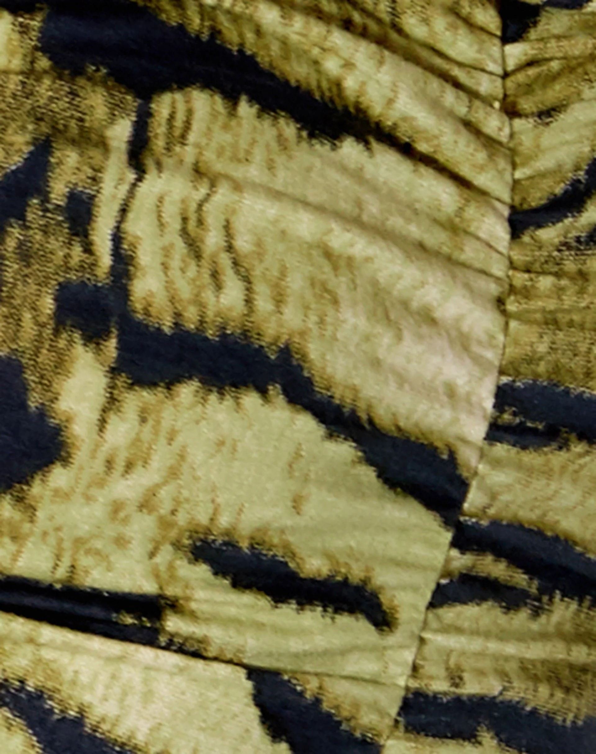 Larasati Bodycon Kleid in Tiger Full Khaki - Image 5