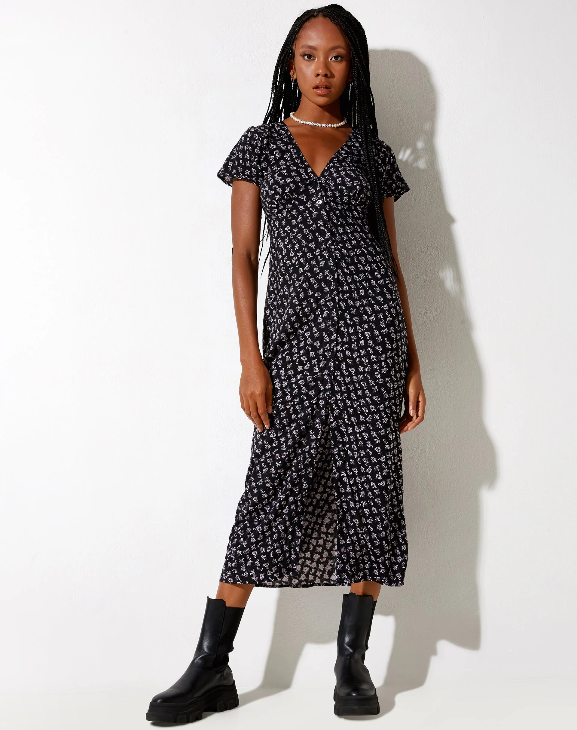 Larin Midikleid aus Dark Base Floral Schwarz