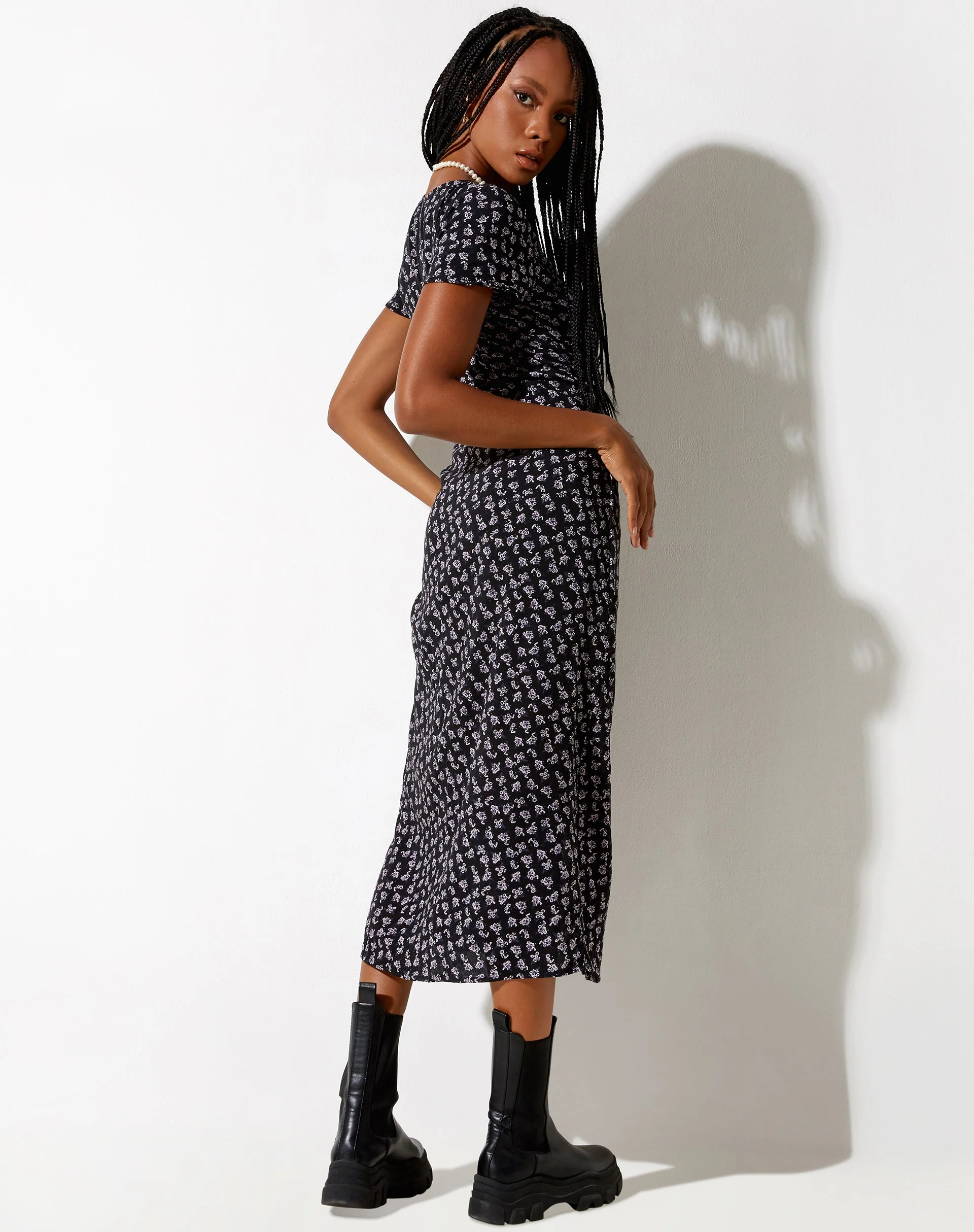 Larin Midikleid aus Dark Base Floral Schwarz - Image 2