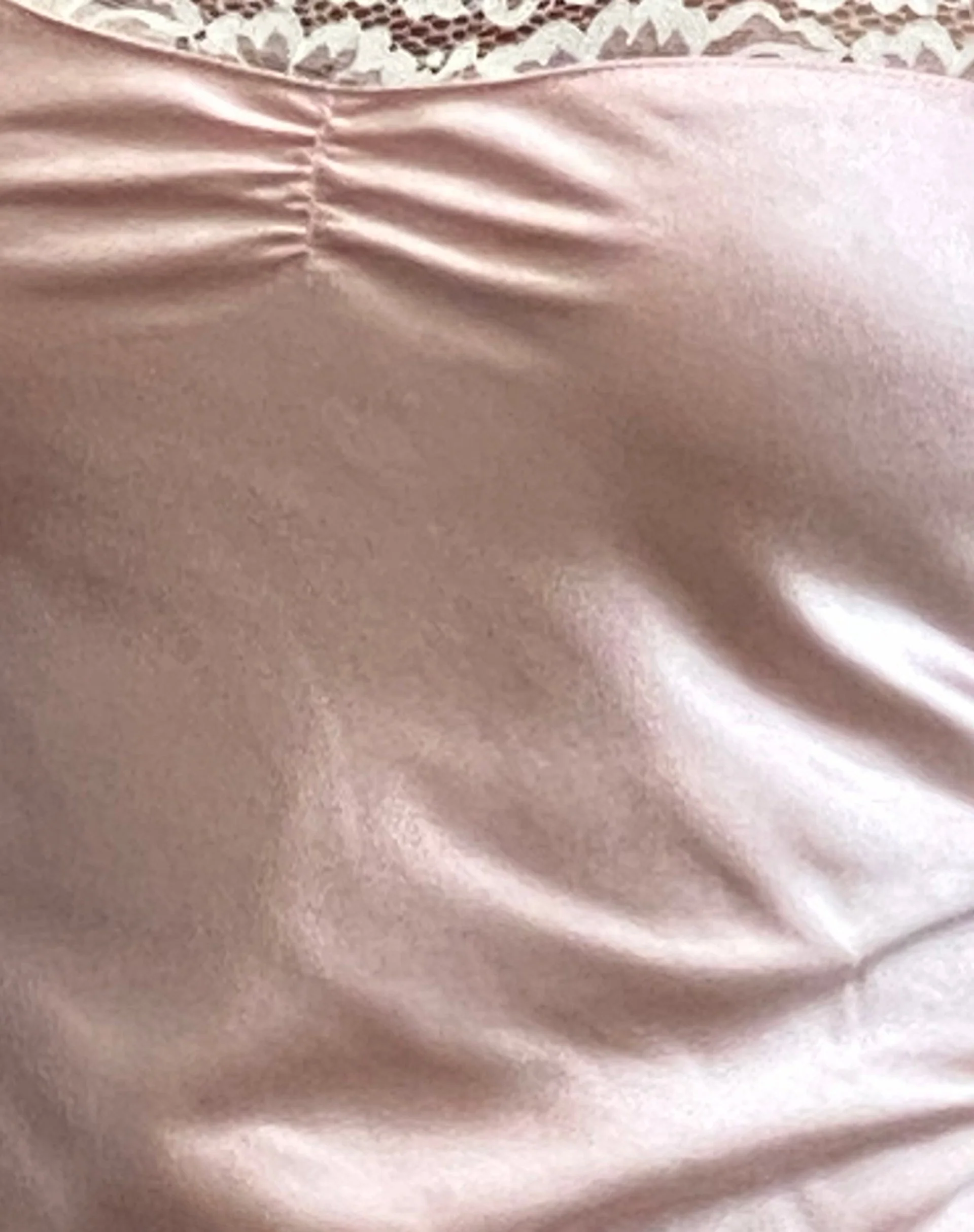 Larna Minikleid aus Satin mit Spitzenbesatz in Babyrosa - Image 7