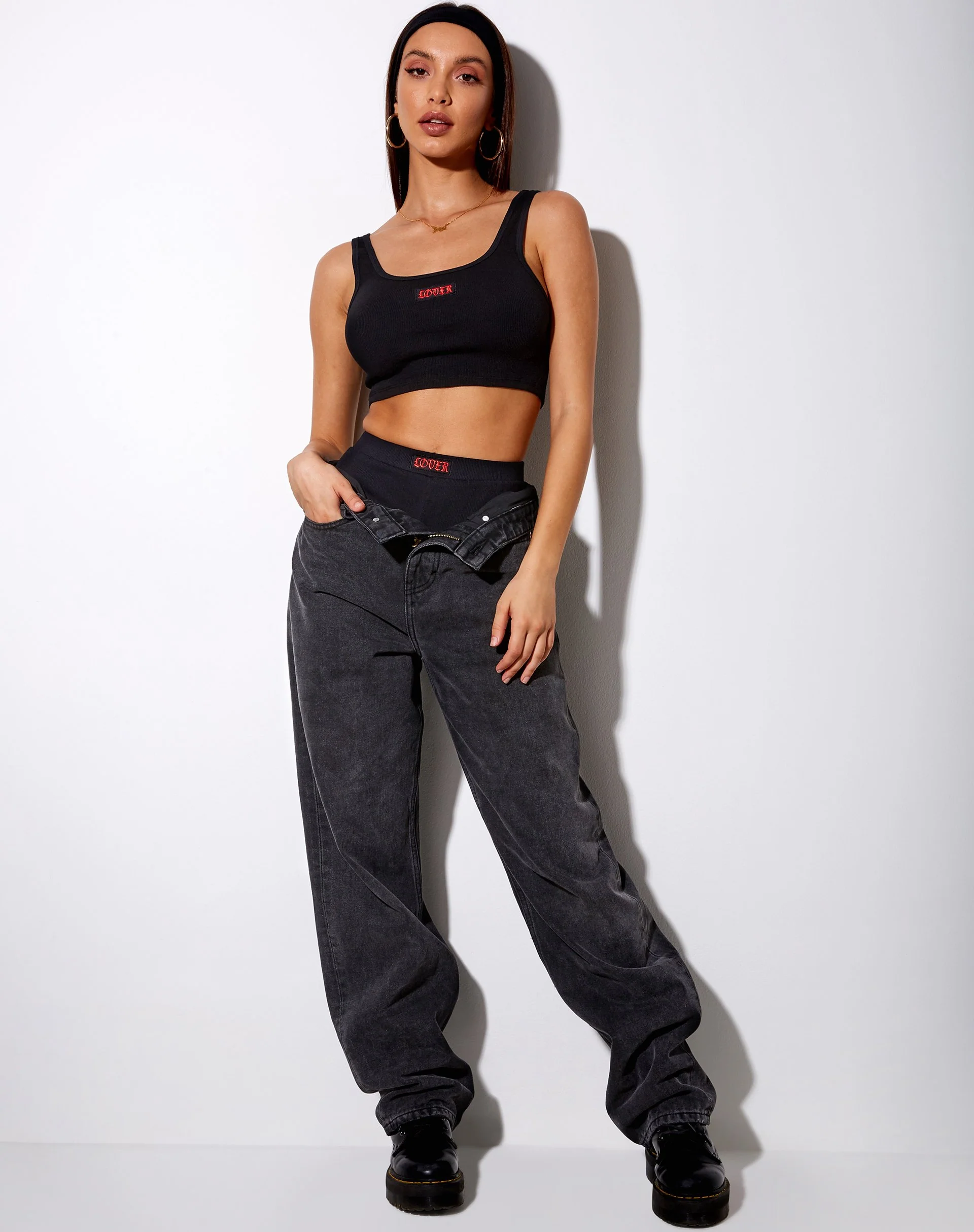 Lathi Crop Top in Rippe Schwarz "Lover" Stickerei - Image 4