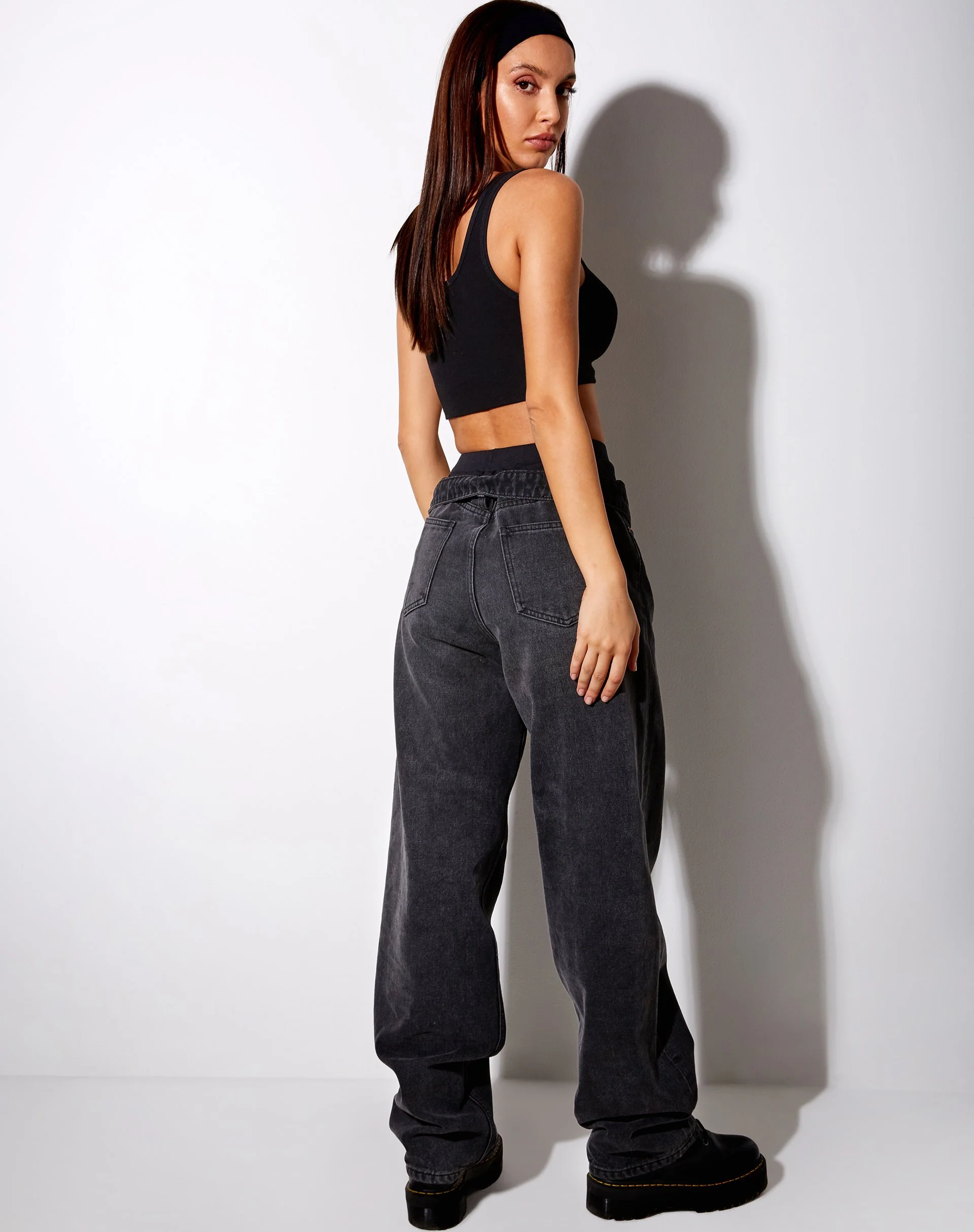 Lathi Crop Top in Rippe Schwarz "Lover" Stickerei - Image 5