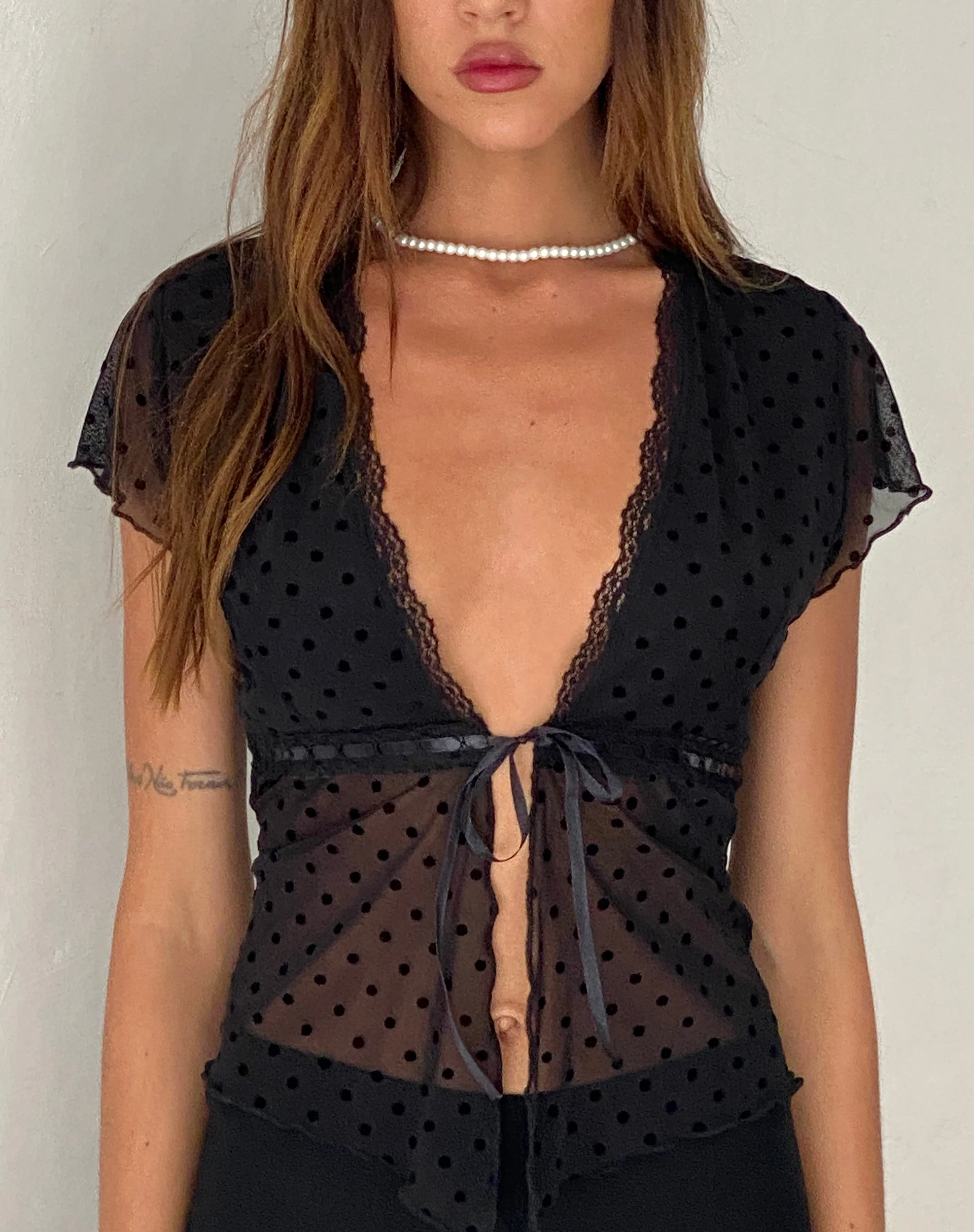 Lavanya Schmetterling Top in Polka Schwarz Flock