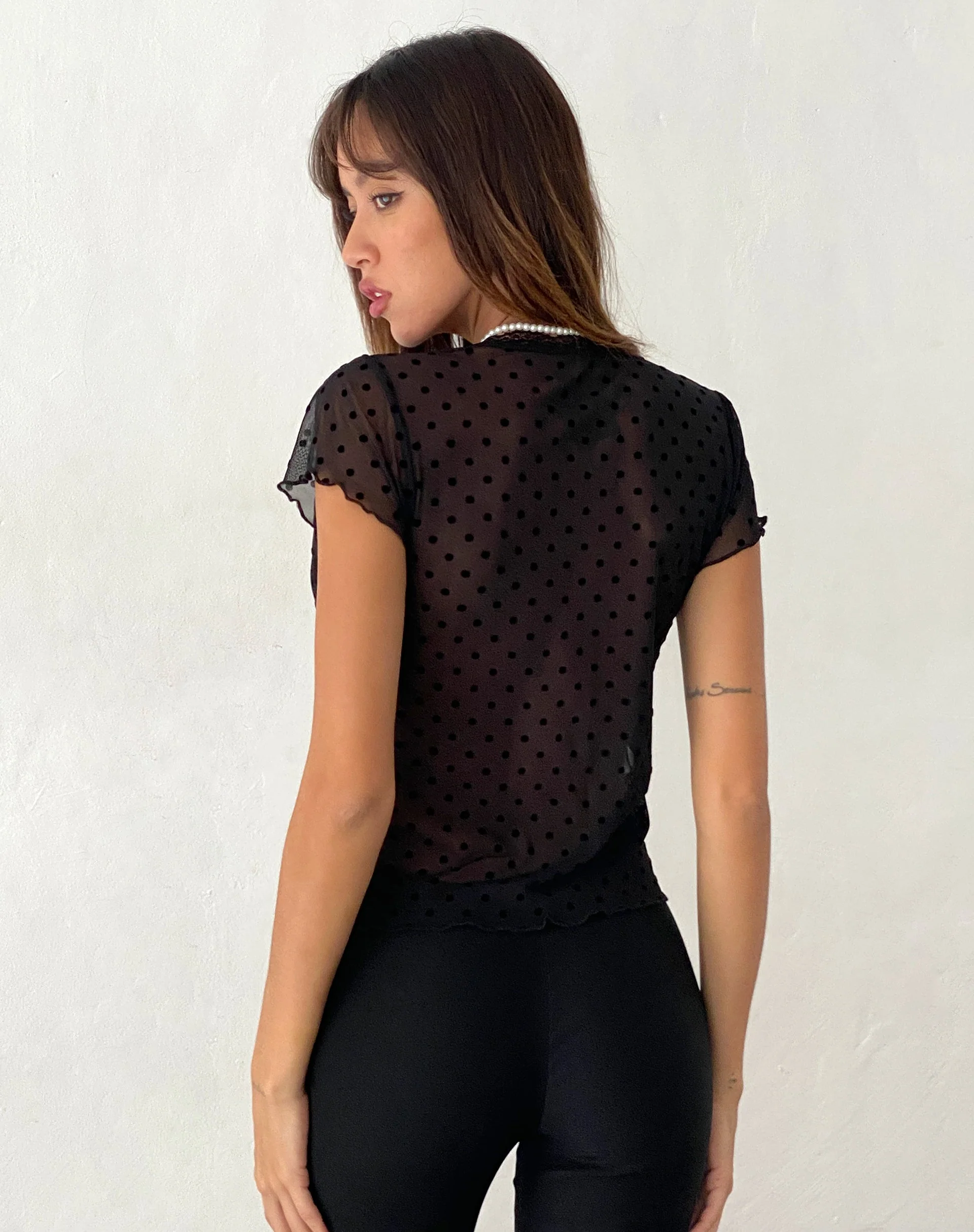 Lavanya Schmetterling Top in Polka Schwarz Flock - Image 5