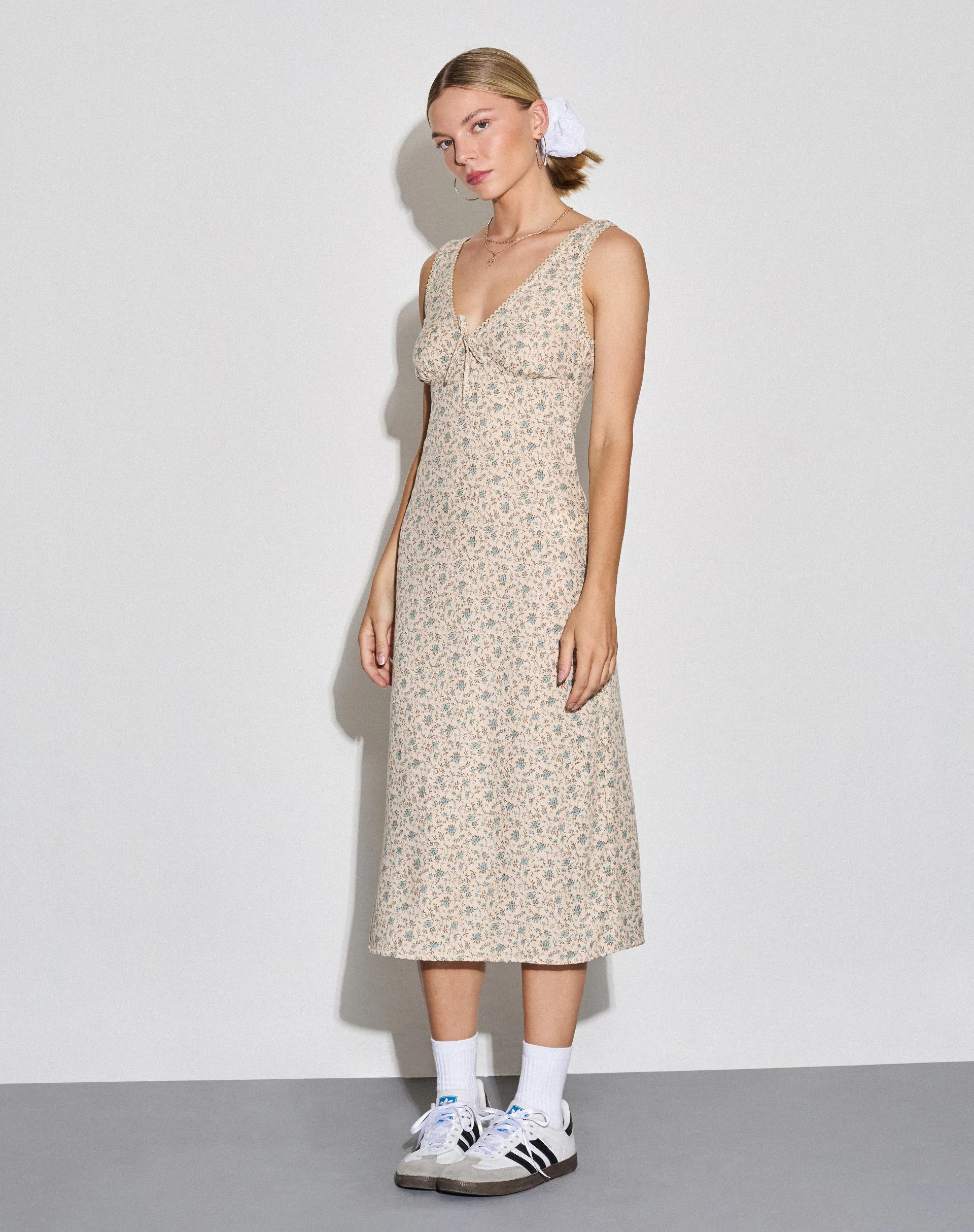 Lavisha Midikleid in antikblau und elfenbeinfarben geblümt - Image 4