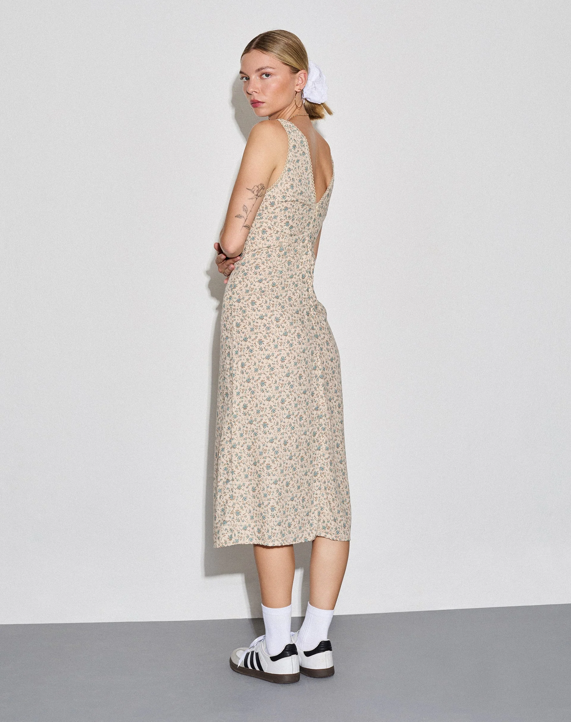 Lavisha Midikleid in antikblau und elfenbeinfarben geblümt - Image 6
