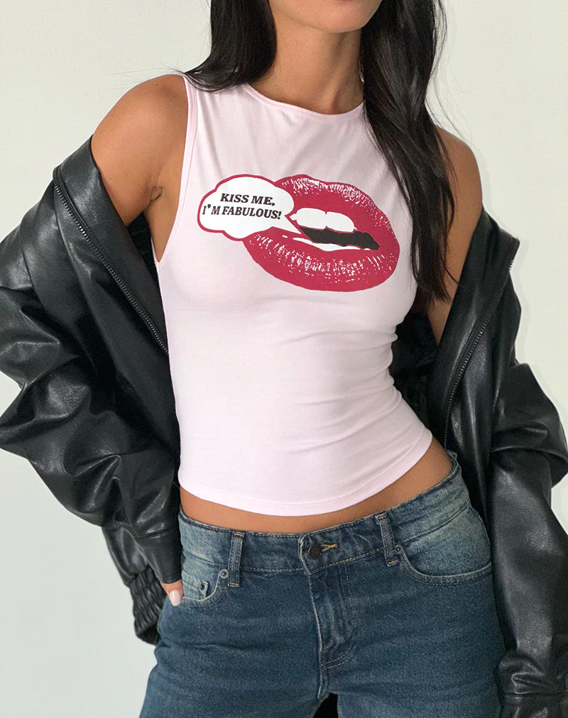 Leen Tank Top in Rosa mit Kiss Me I'm Fab Grafik - Image 2