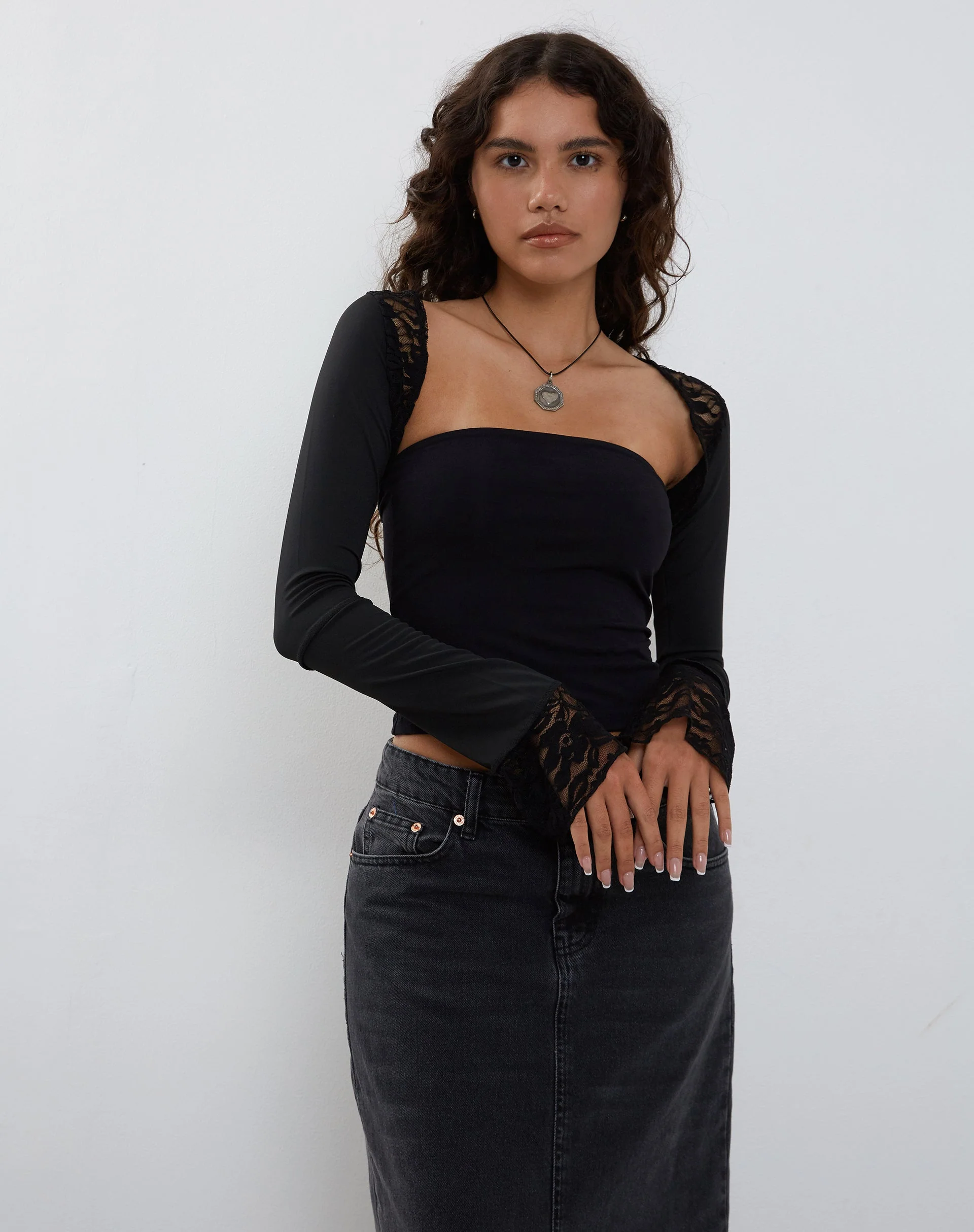 Lenny Lace Shrug Top in Slinky Black mit schwarzem Spitzenbesatz - Image 3