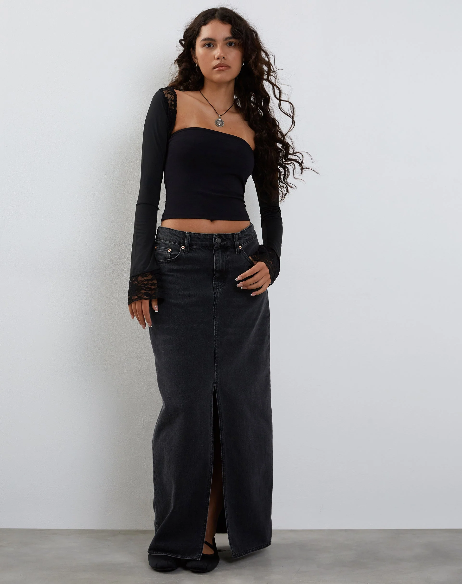 Lenny Lace Shrug Top in Slinky Black mit schwarzem Spitzenbesatz - Image 4