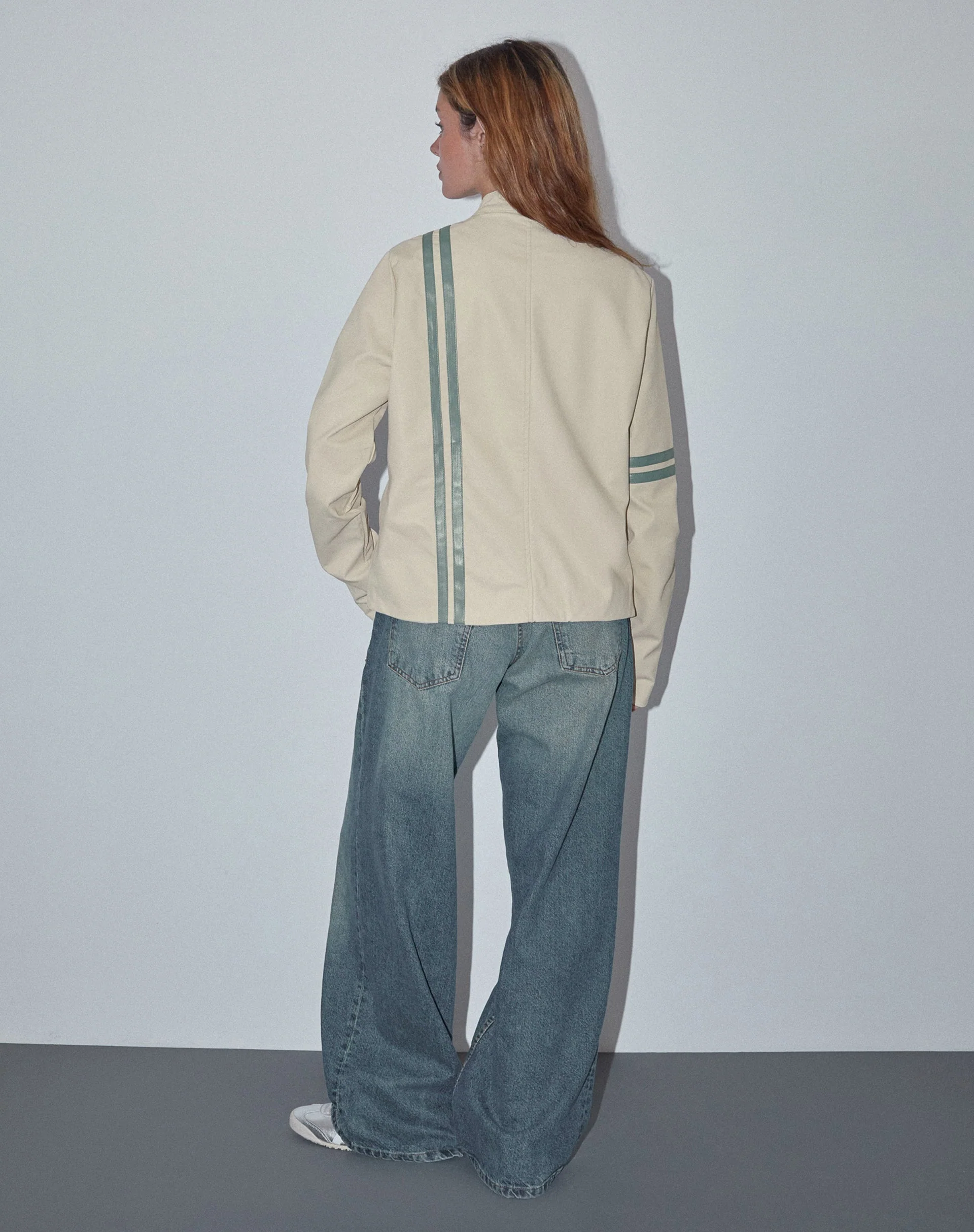 Lewis Jacke aus cremefarbenem PU mit blauen Streifen - Image 2
