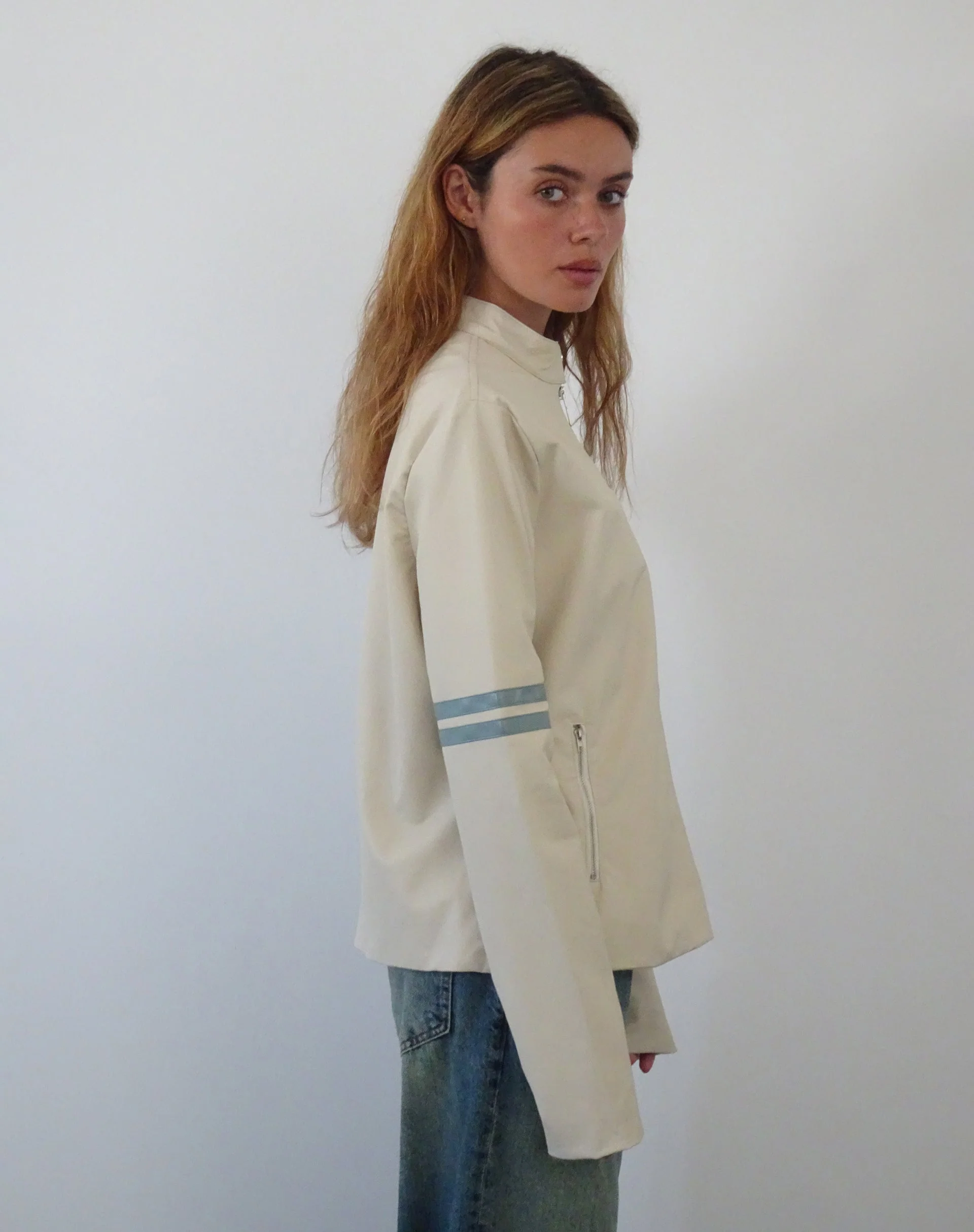 Lewis Jacke aus cremefarbenem PU mit blauen Streifen - Image 5