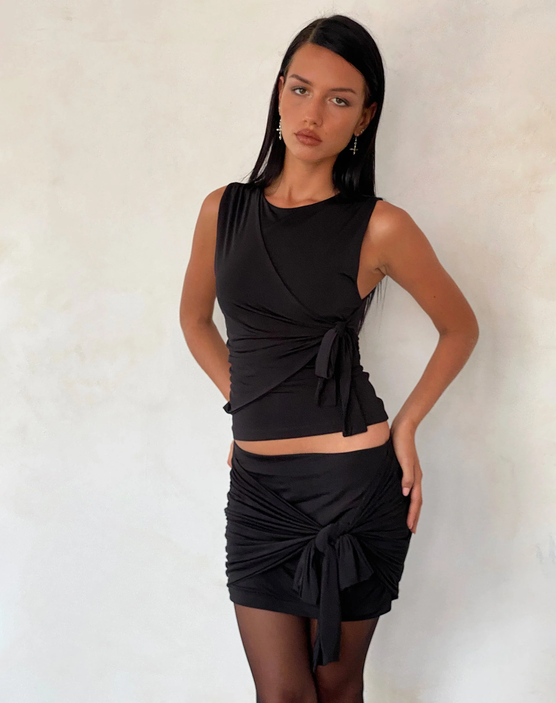 Leylani Schleife Detail Top in Slinky Schwarz - Image 3