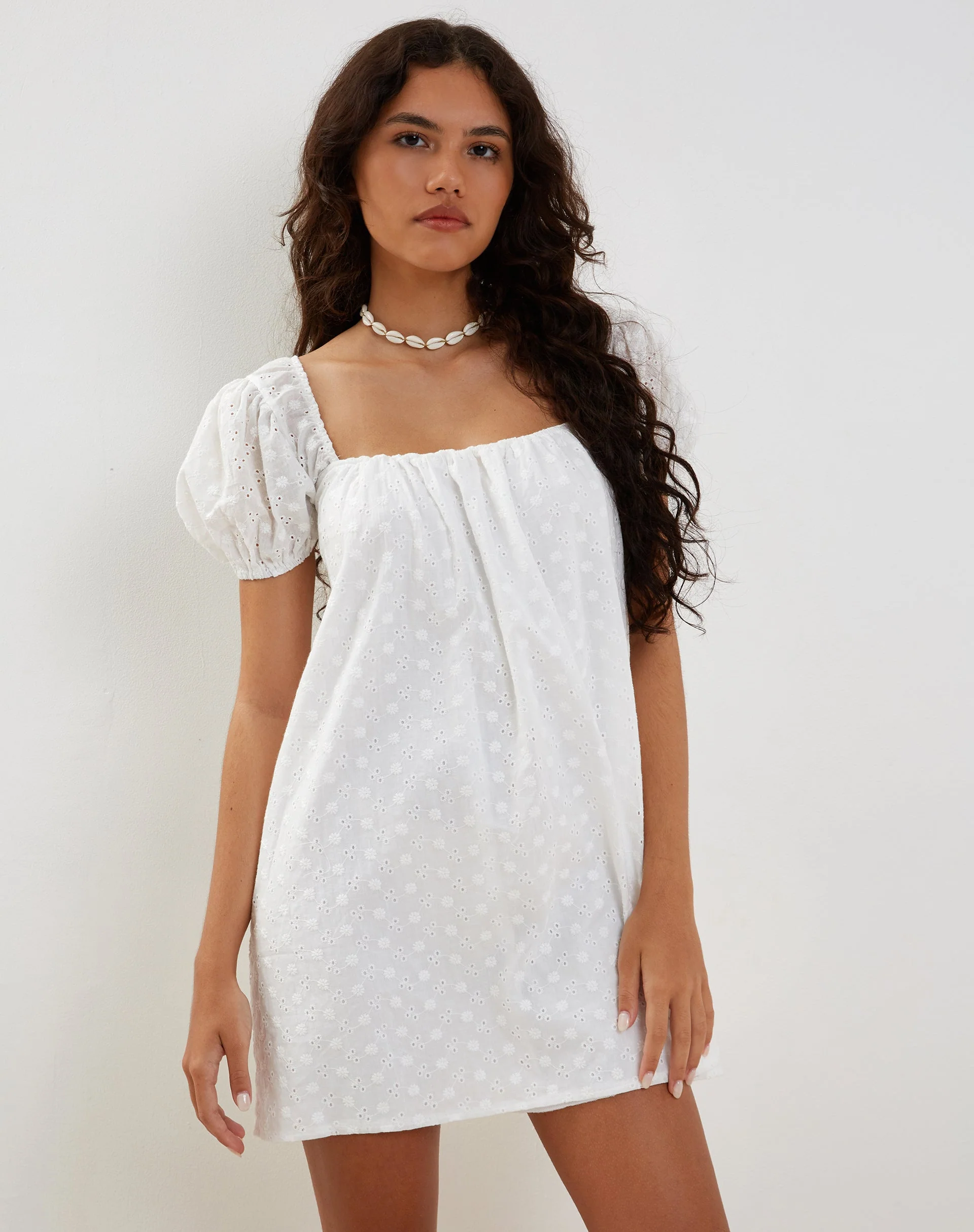 Leyona Broderie-Minikleid in Weiß - Image 5