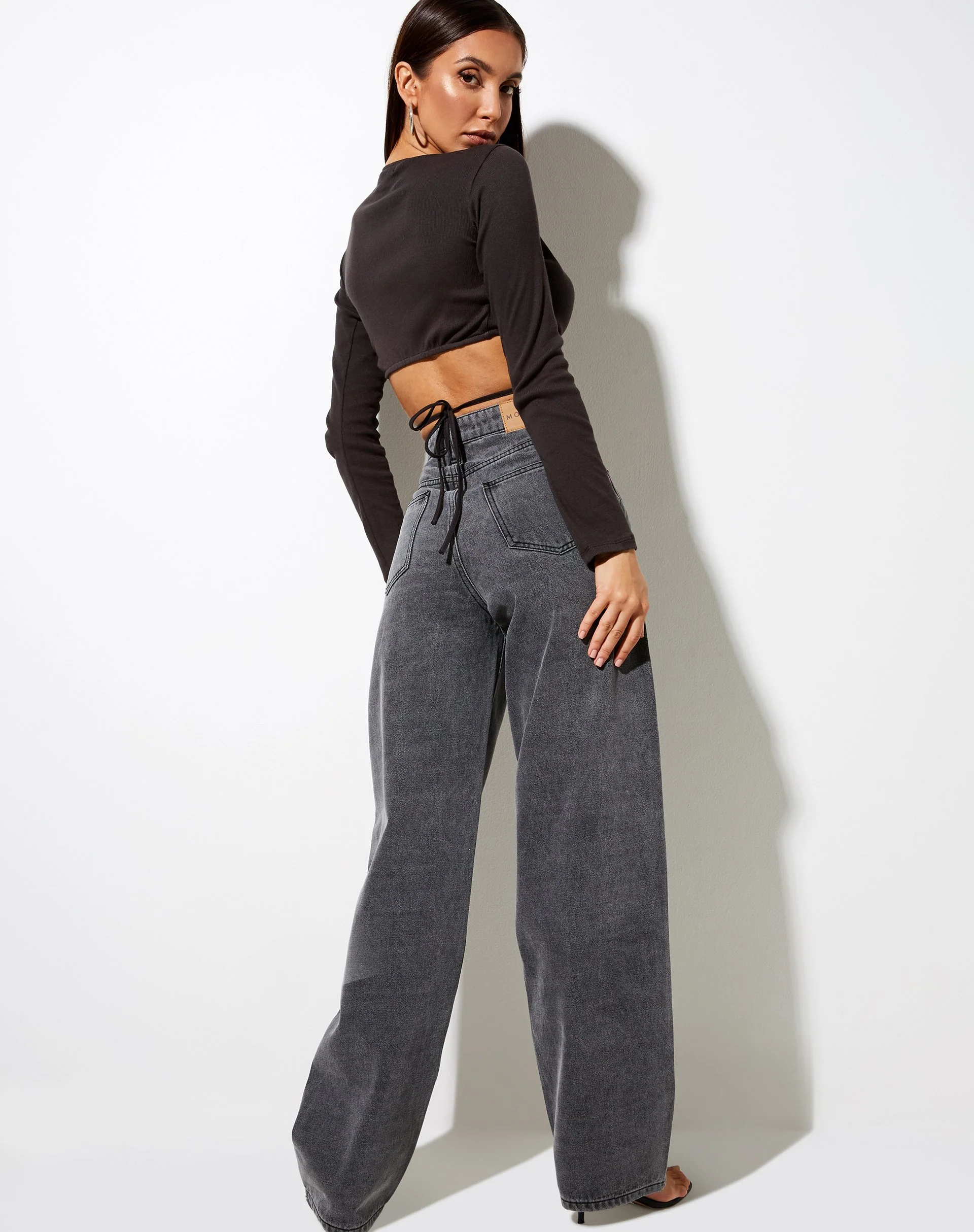 Lieneva Crop Top in Rippe geschwärzt Perle - Image 4