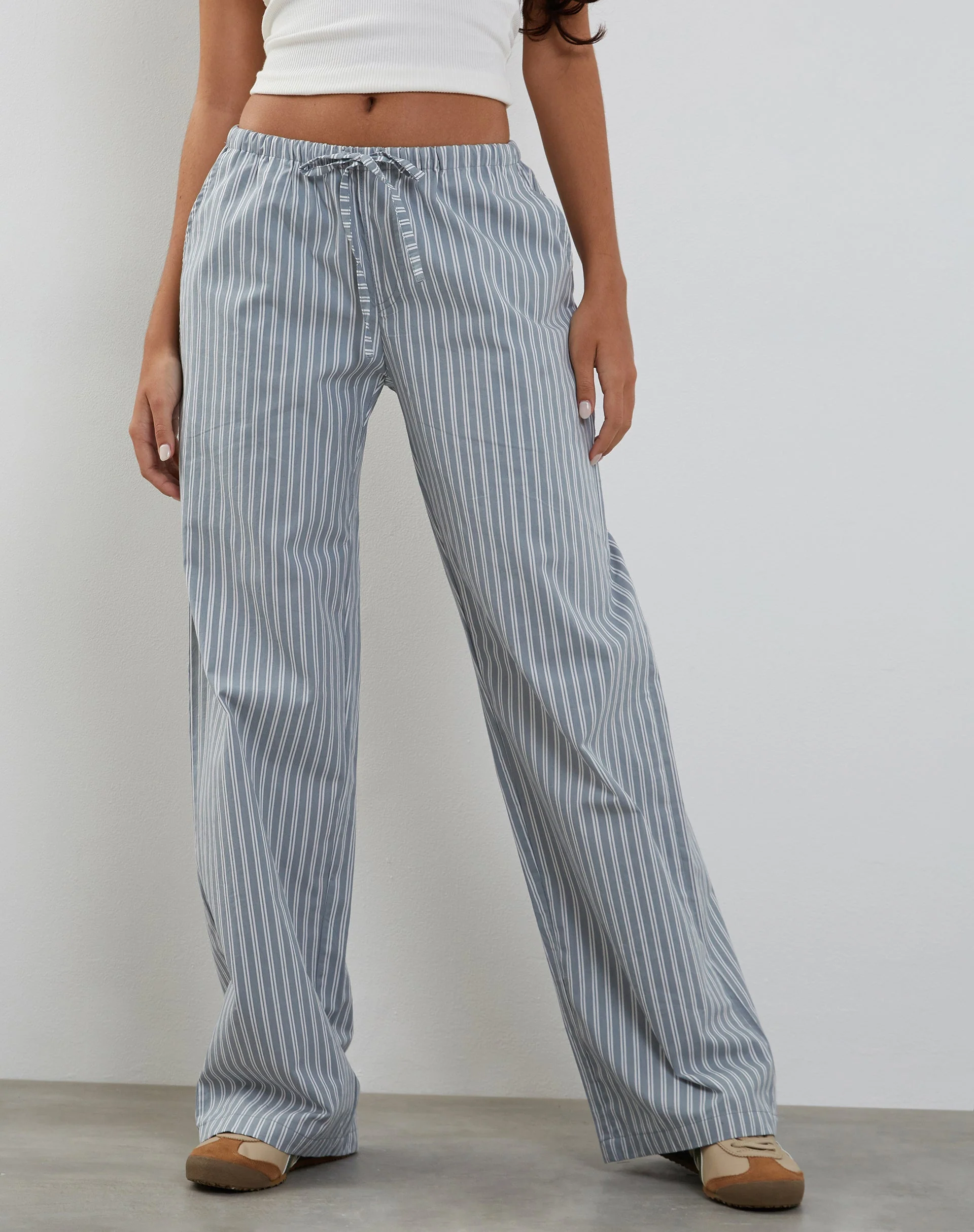 Lirura Hose mit weitem Bein in Grau mit weißen Streifen - Image 2