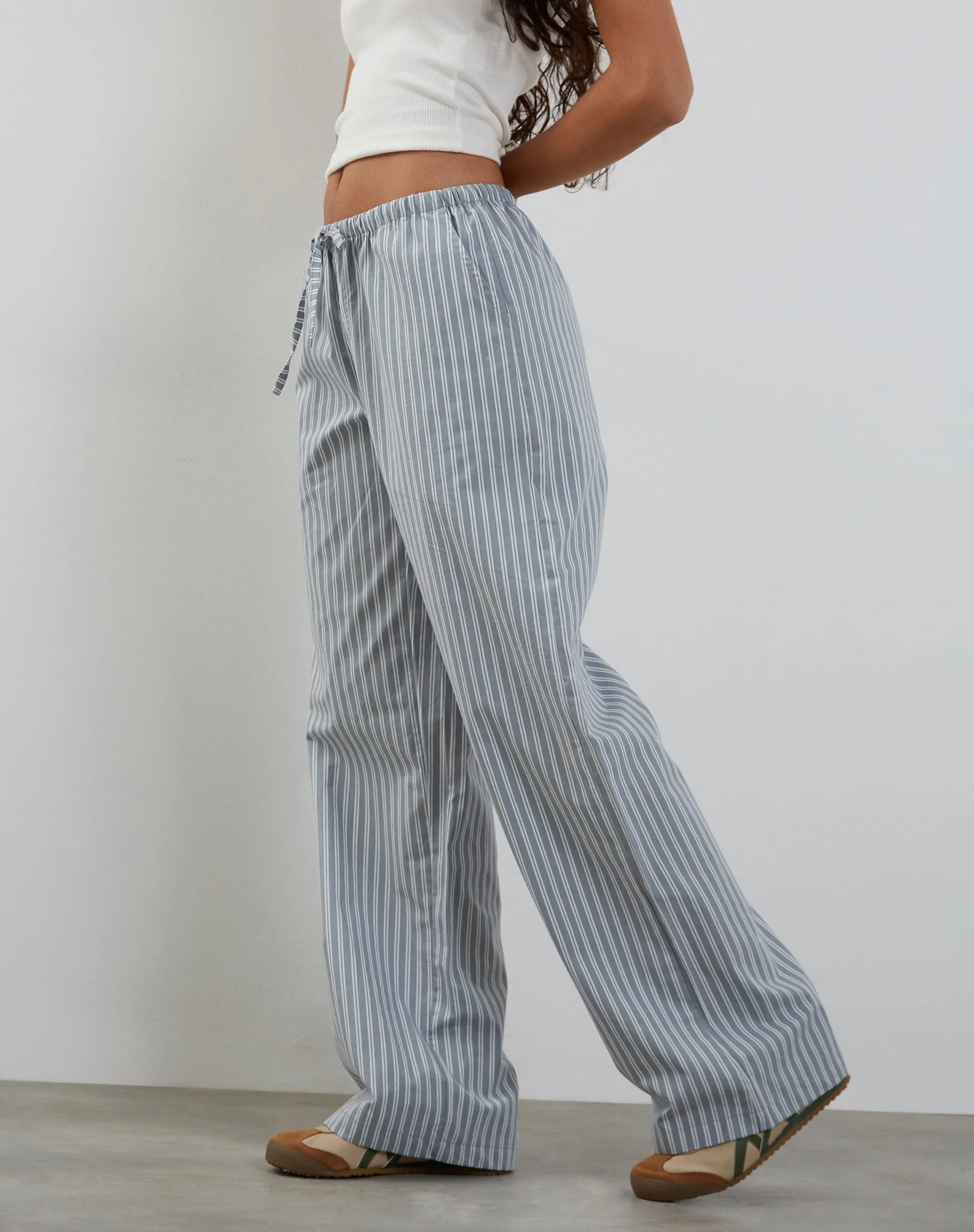 Lirura Hose mit weitem Bein in Grau mit weißen Streifen - Image 3