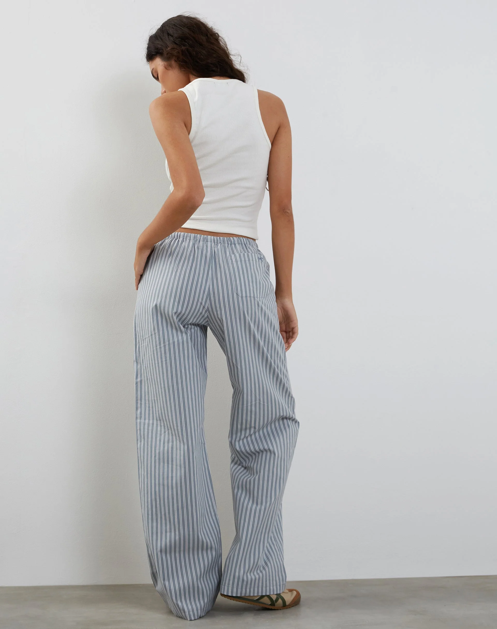Lirura Hose mit weitem Bein in Grau mit weißen Streifen - Image 4