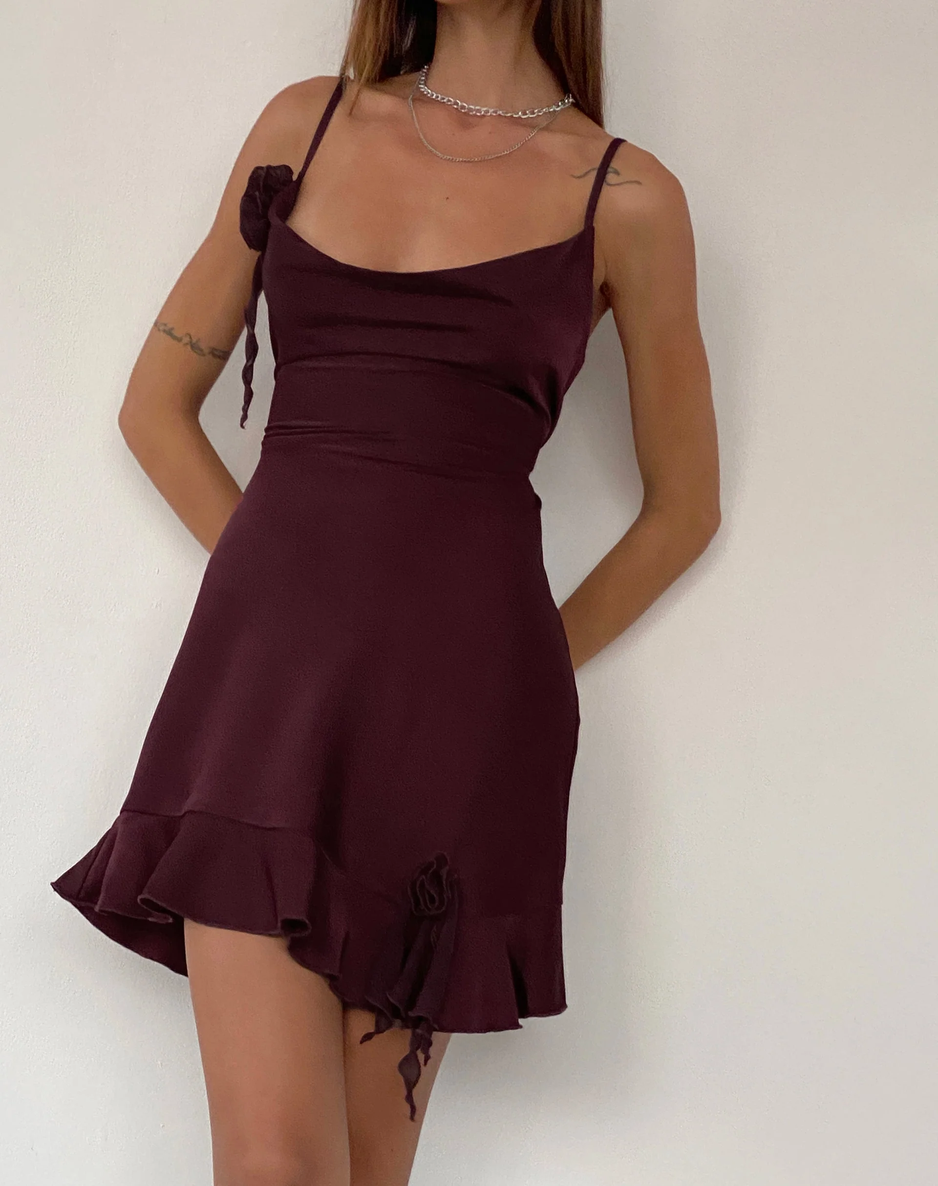 Litera Ruffle Mini Dress in Deep Plum mit Rosette - Image 3