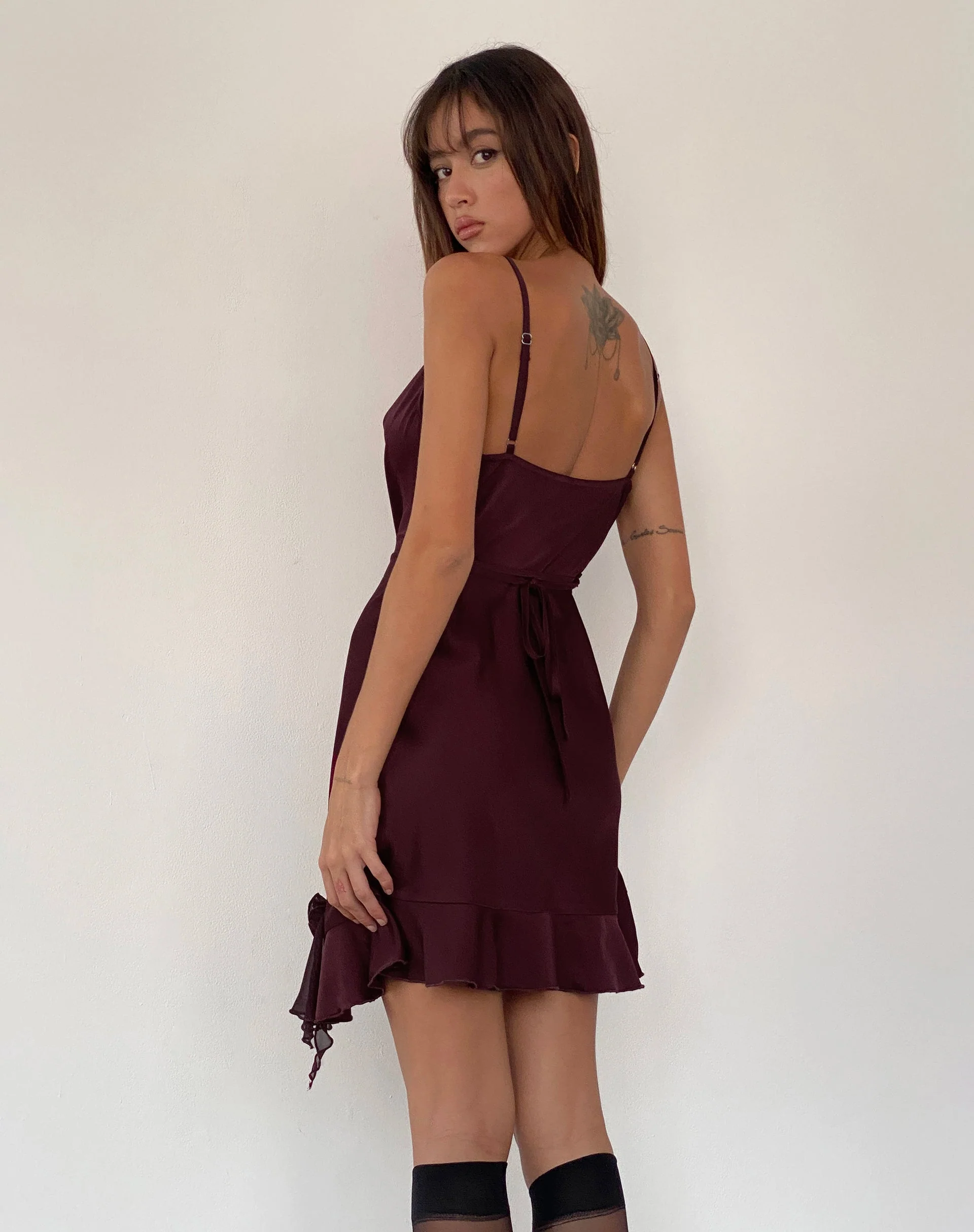 Litera Ruffle Mini Dress in Deep Plum mit Rosette - Image 5