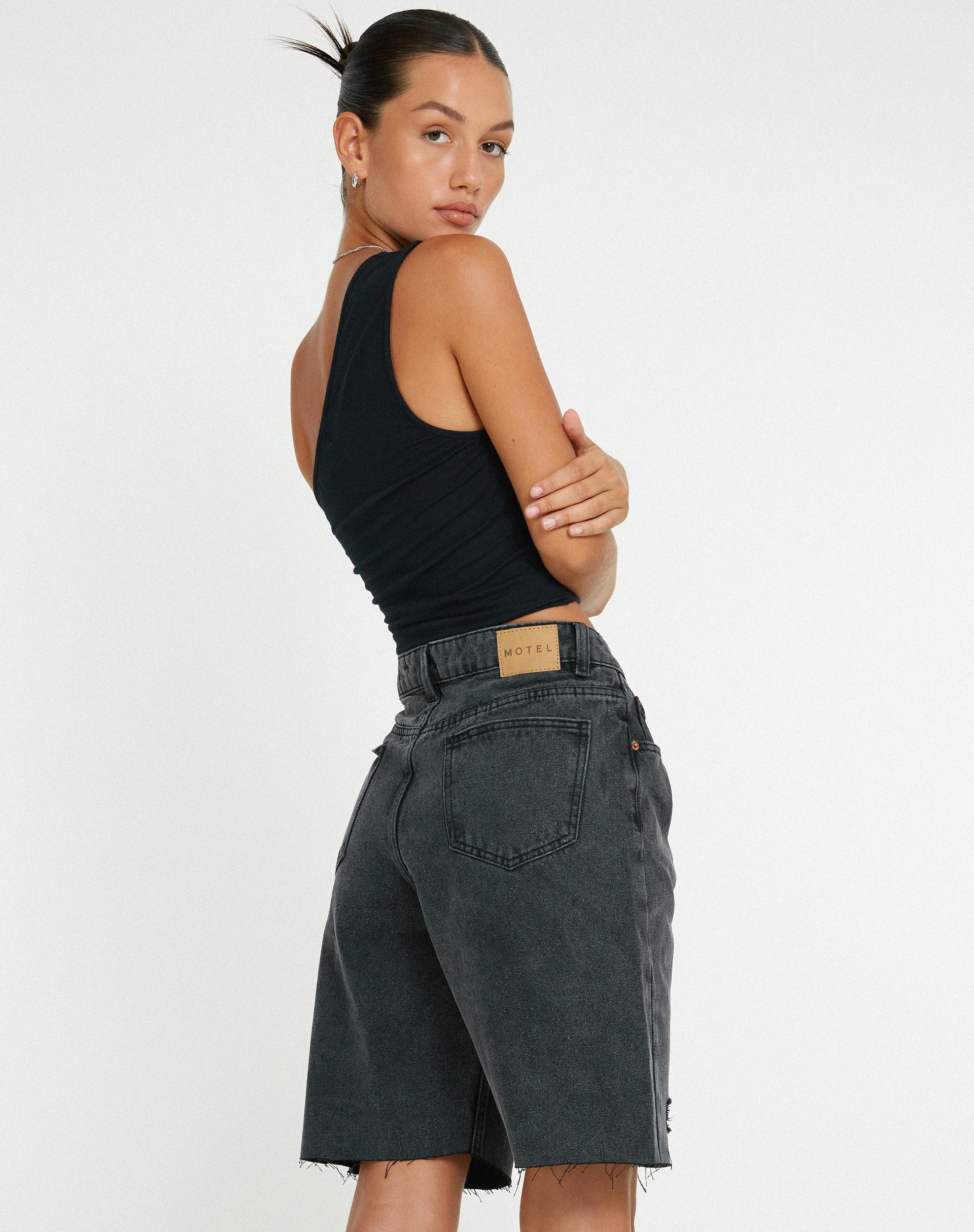 Lang geschnittene Dad Denim Shorts in schwarzer Waschung - Image 2