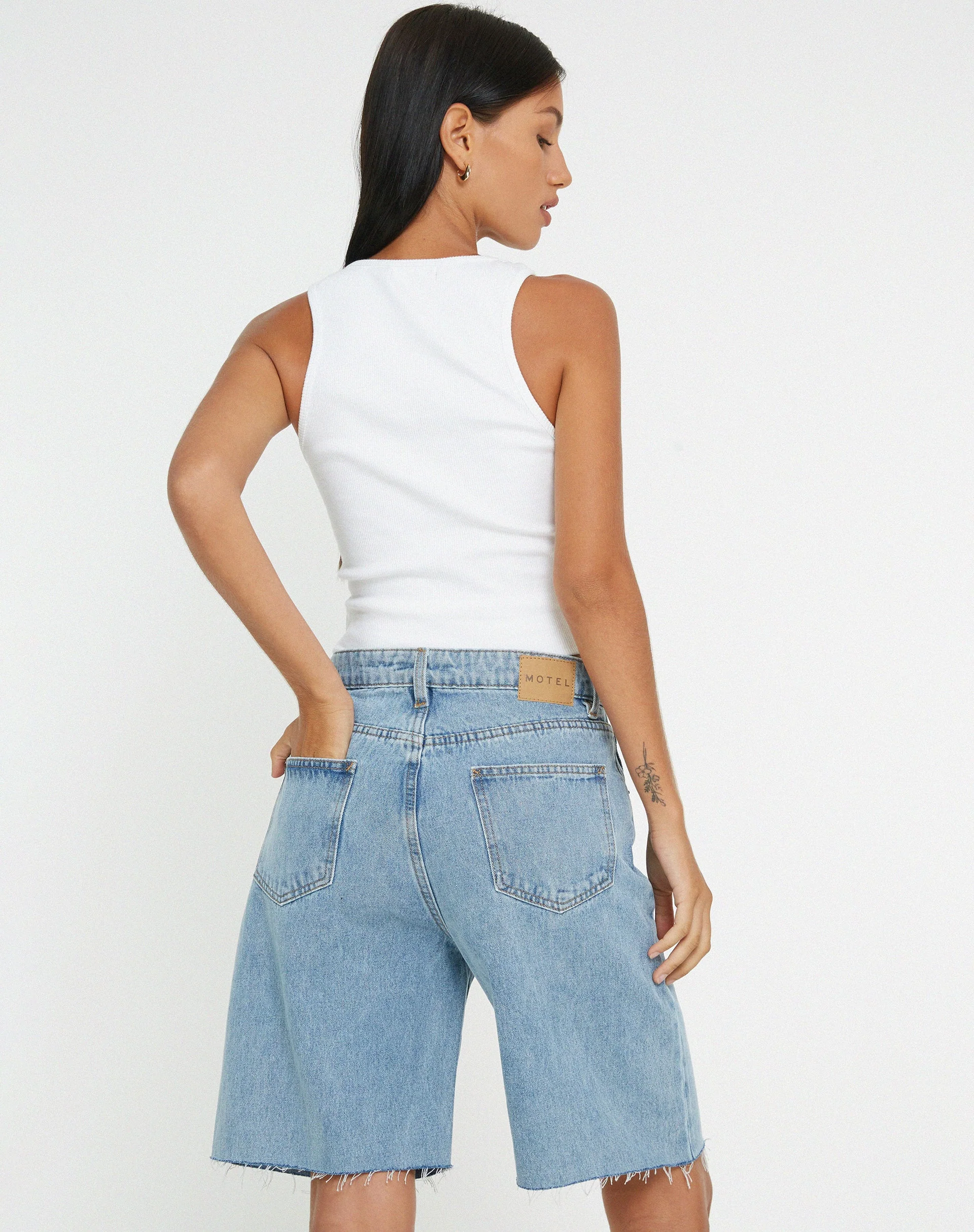 Lang geschnittene Dad Denim Shorts in heller Waschung - Image 2