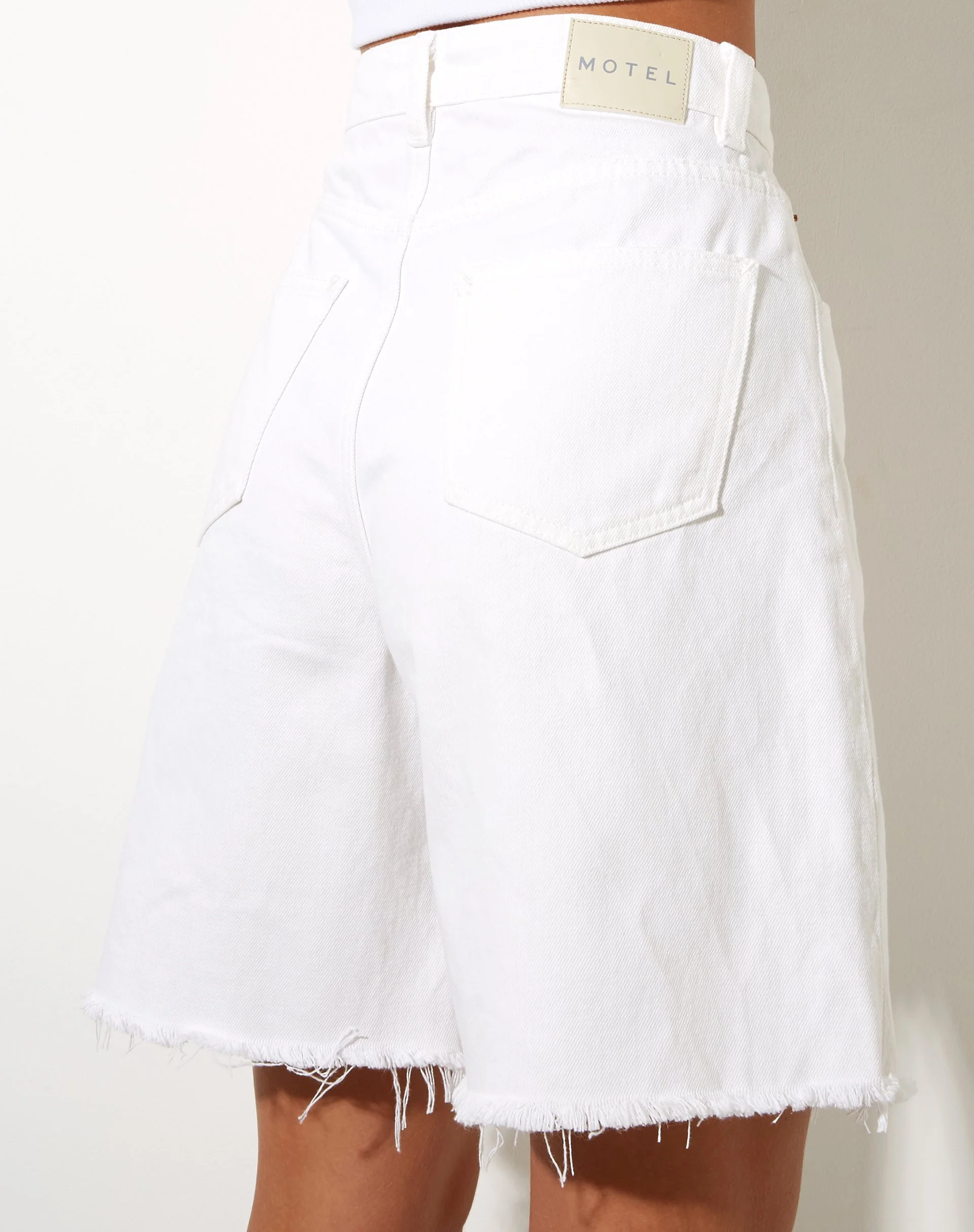Locker geschnittene Denim-Shorts in weißer Waschung - Image 6