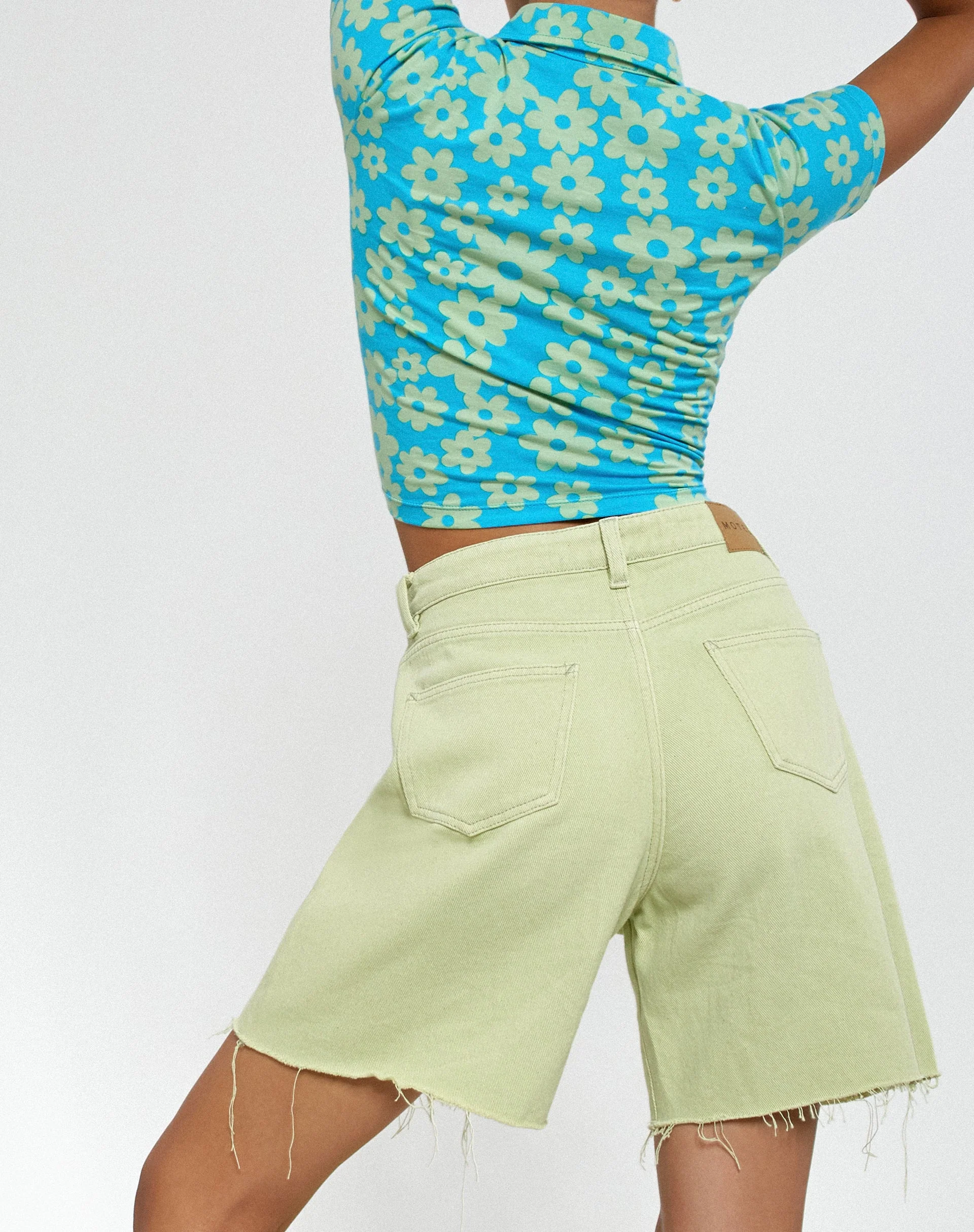 Locker geschnittene Denim-Shorts in Salbei - Image 5