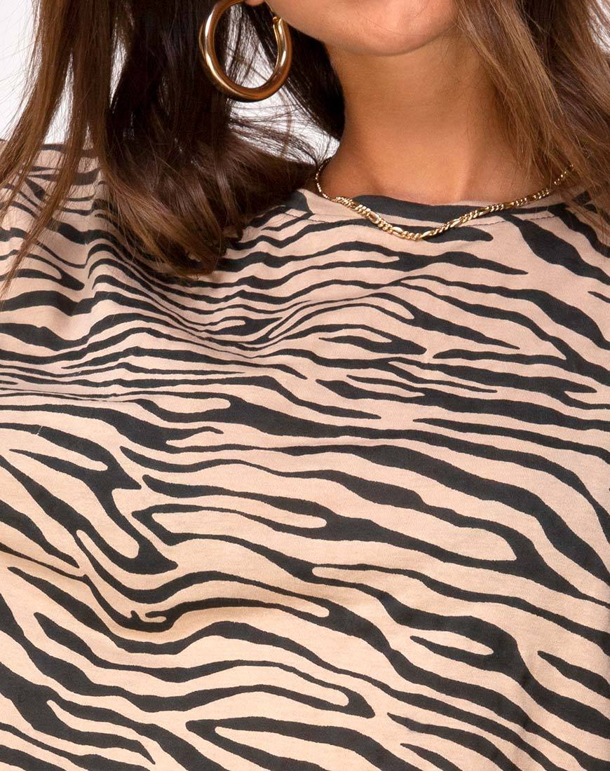 Lotsun Pullover Kleid in 90's Zebra Taupe - Image 5