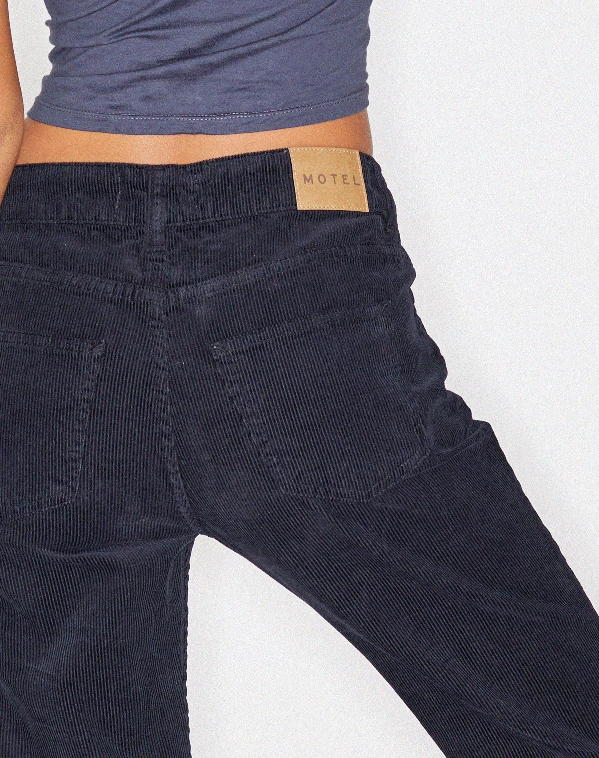 Low Rise Bootleg Jeans in Cord Schwarz - Image 5