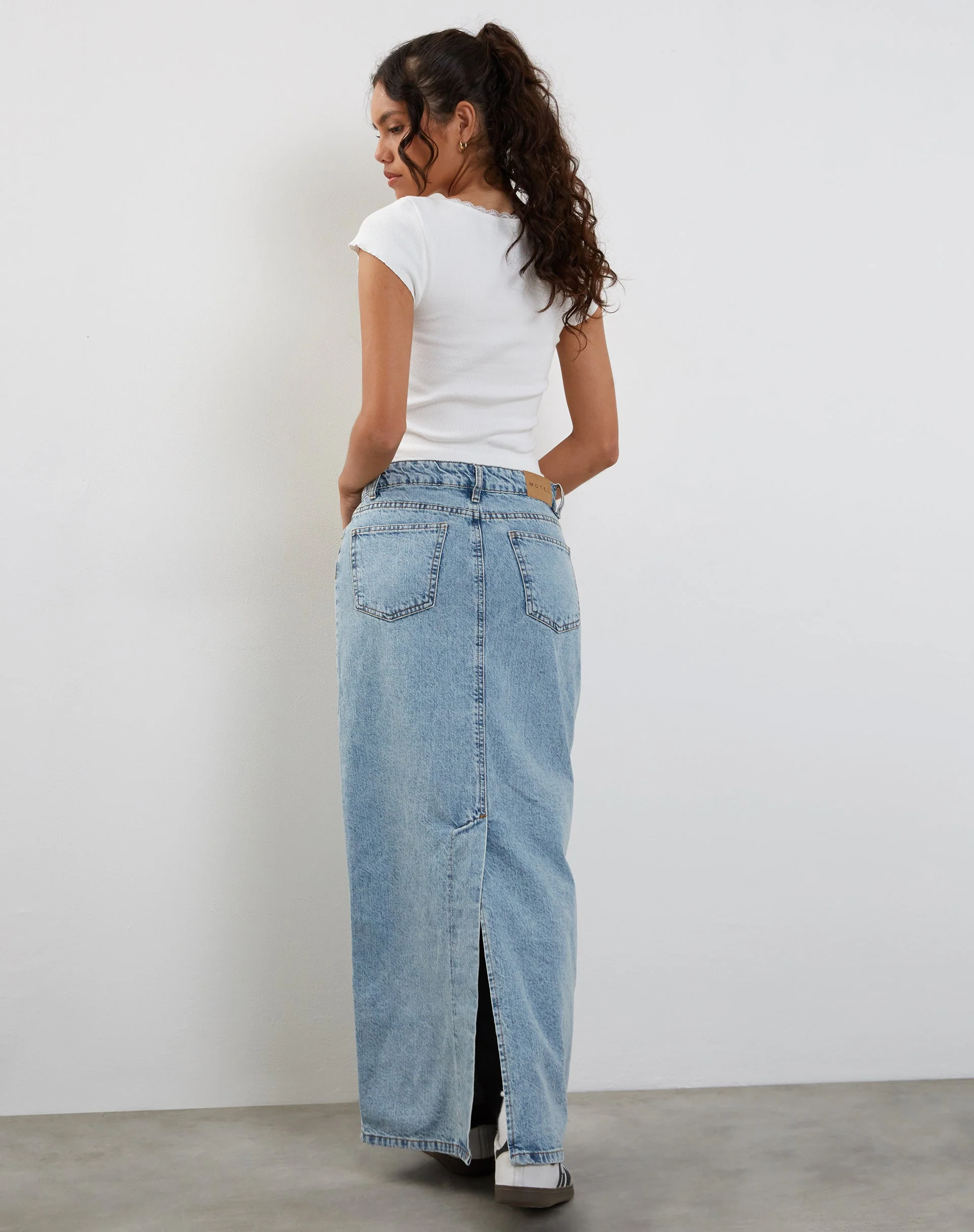 Niedrig geschnittener Denim-Maxirock aus Denim in Bleiche - Image 2
