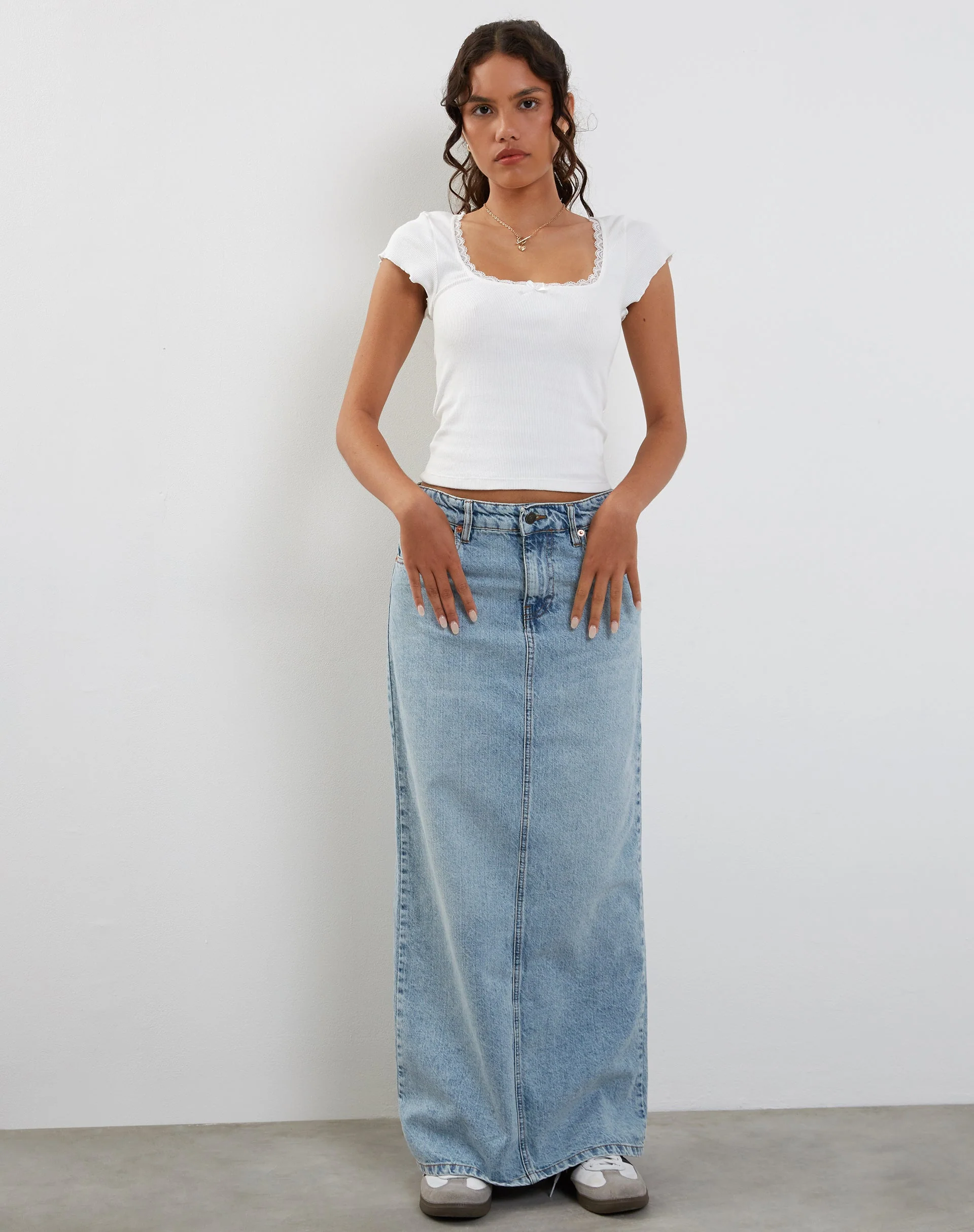 Niedrig geschnittener Denim-Maxirock aus Denim in Bleiche - Image 3