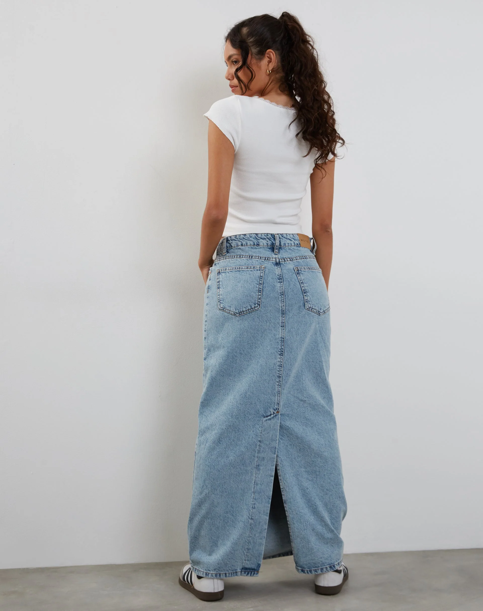 Niedrig geschnittener Denim-Maxirock aus Denim in Bleiche - Image 4