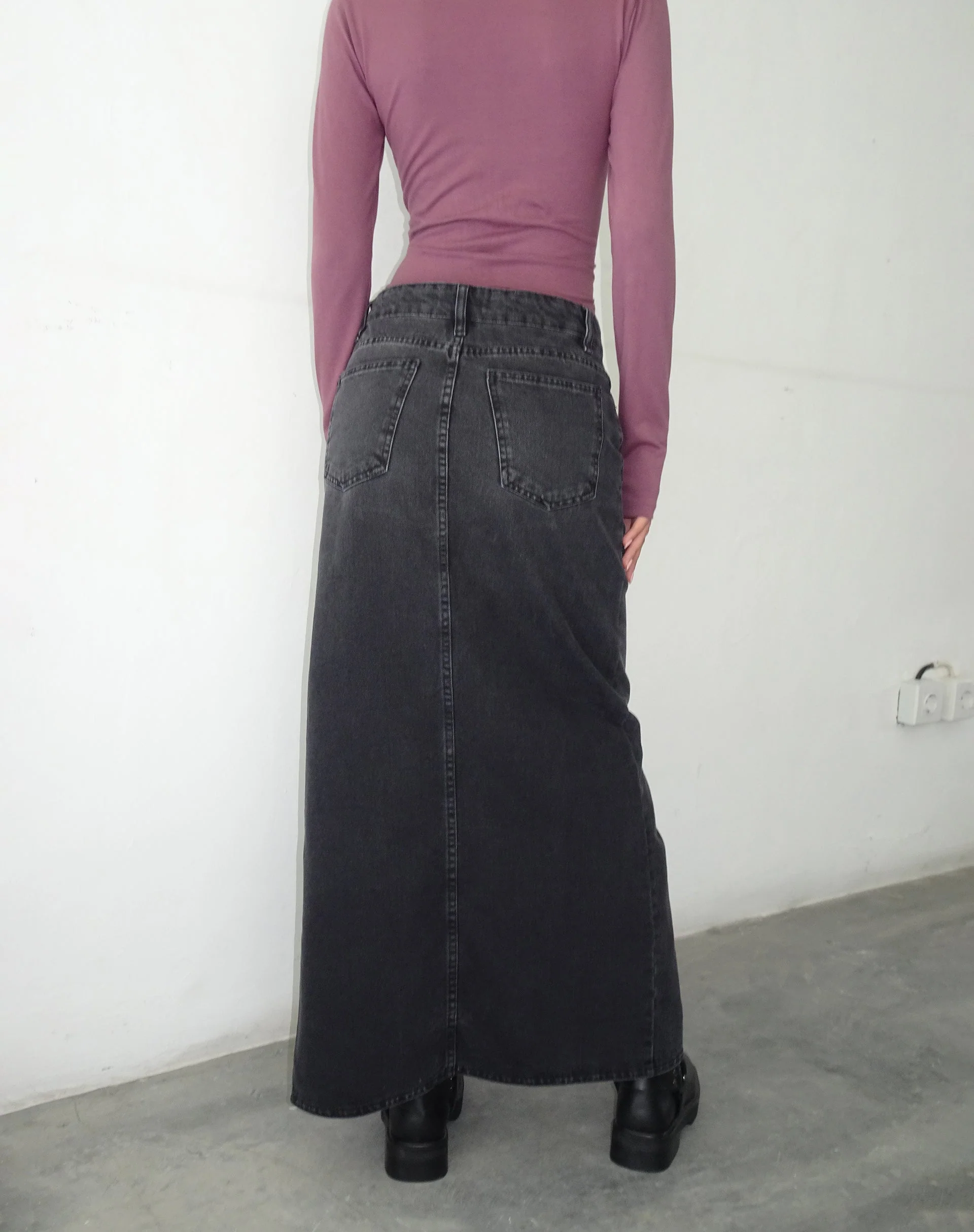 Niedrig geschnittener Denim-Maxirock in Vintage Schwarz - Image 5