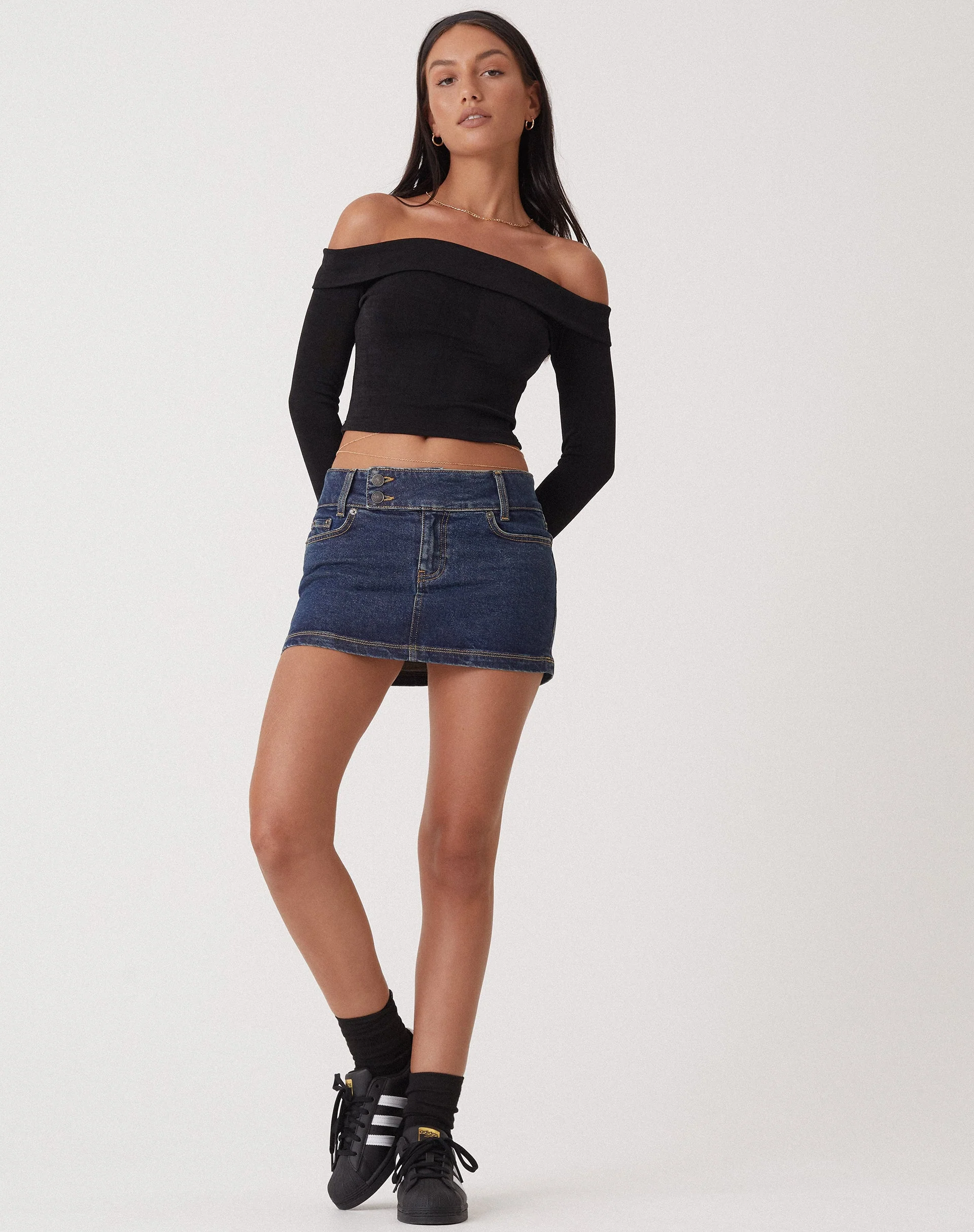 MOTEL X OLIVIA NEILL Niedrig ansteigender Denim-Mikro-Rock in dunkler Vintage-Waschung - Image 3