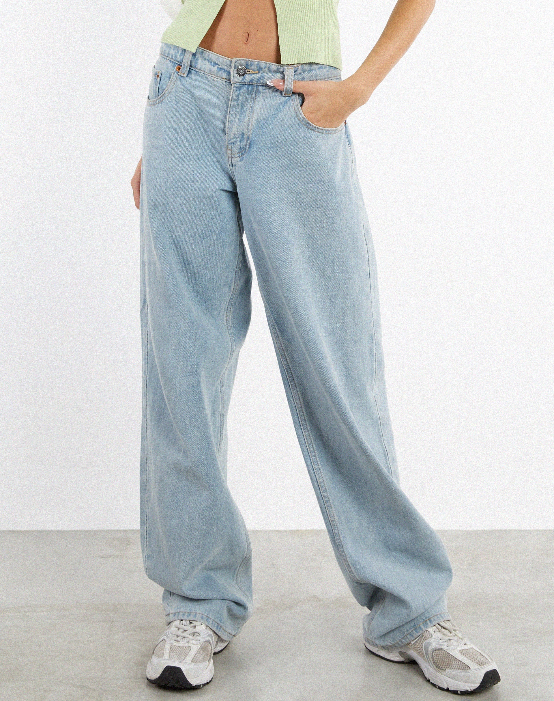 Low Rise Parallel Jeans in Extra Light Wash Blau