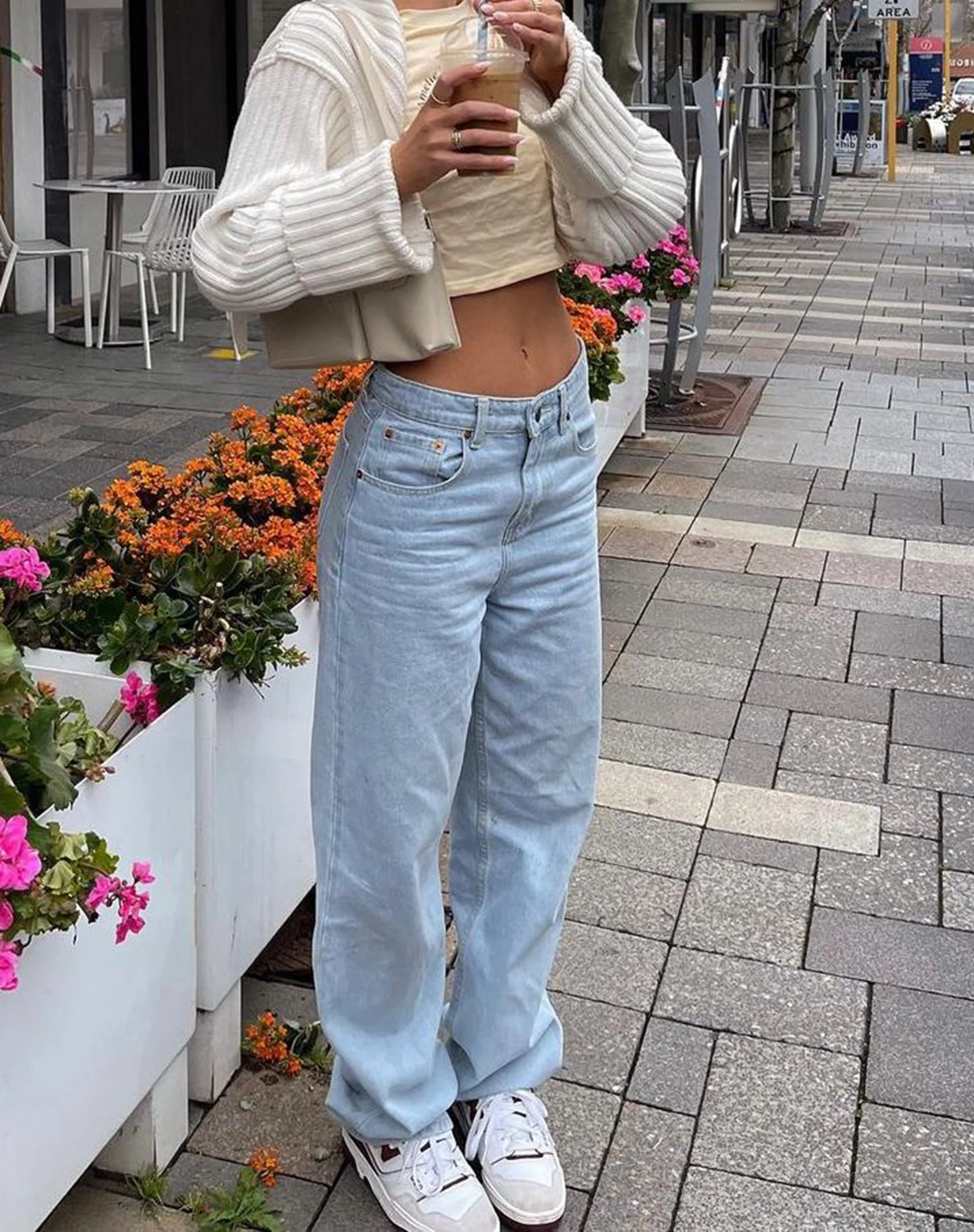 Low Rise Parallel Jeans in Extra Light Wash Blau - Image 2