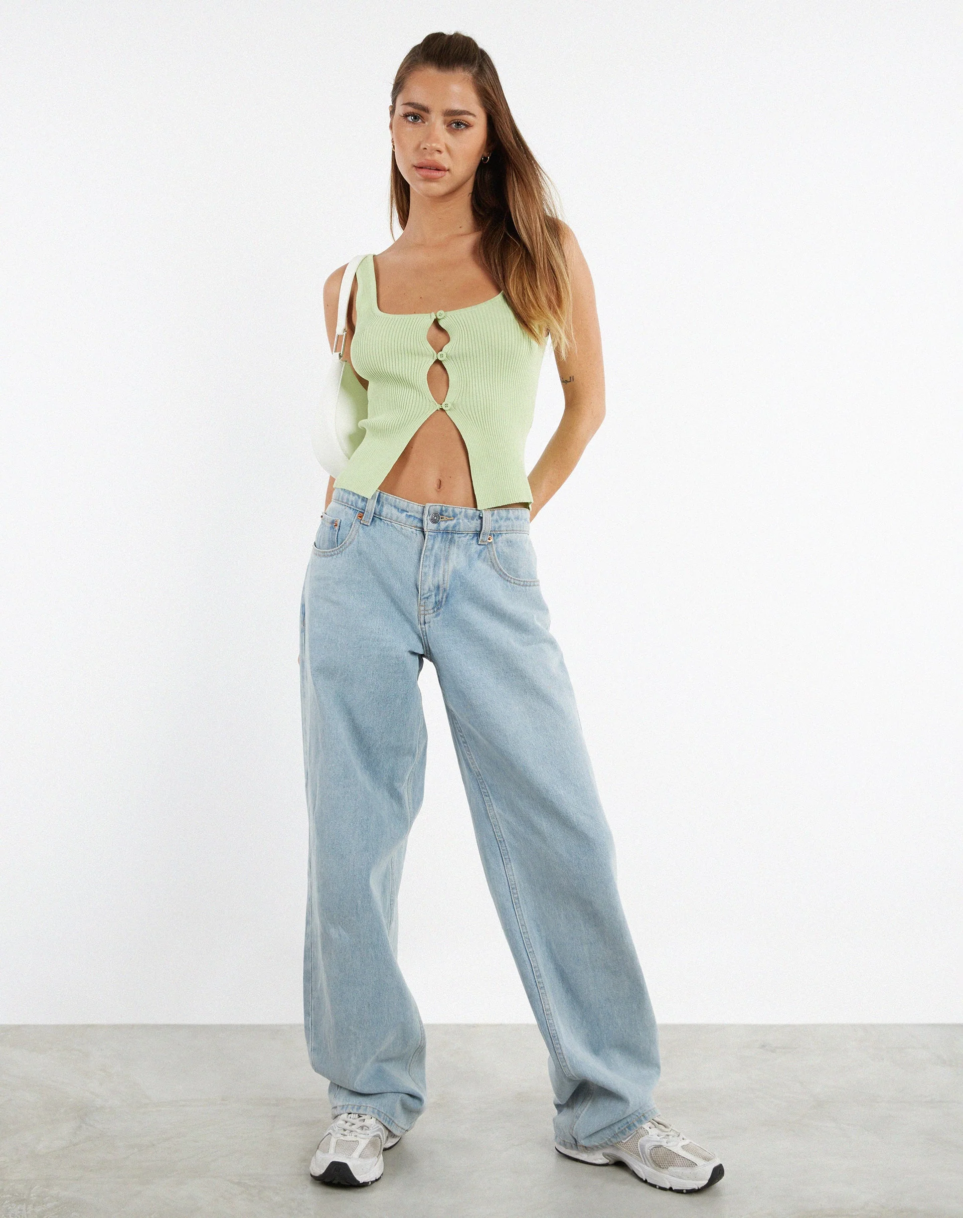 Low Rise Parallel Jeans in Extra Light Wash Blau - Image 3