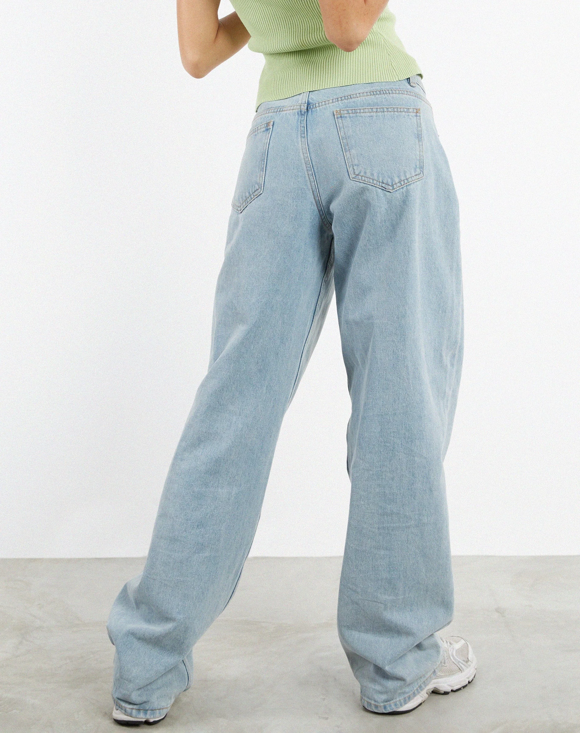 Low Rise Parallel Jeans in Extra Light Wash Blau - Image 5